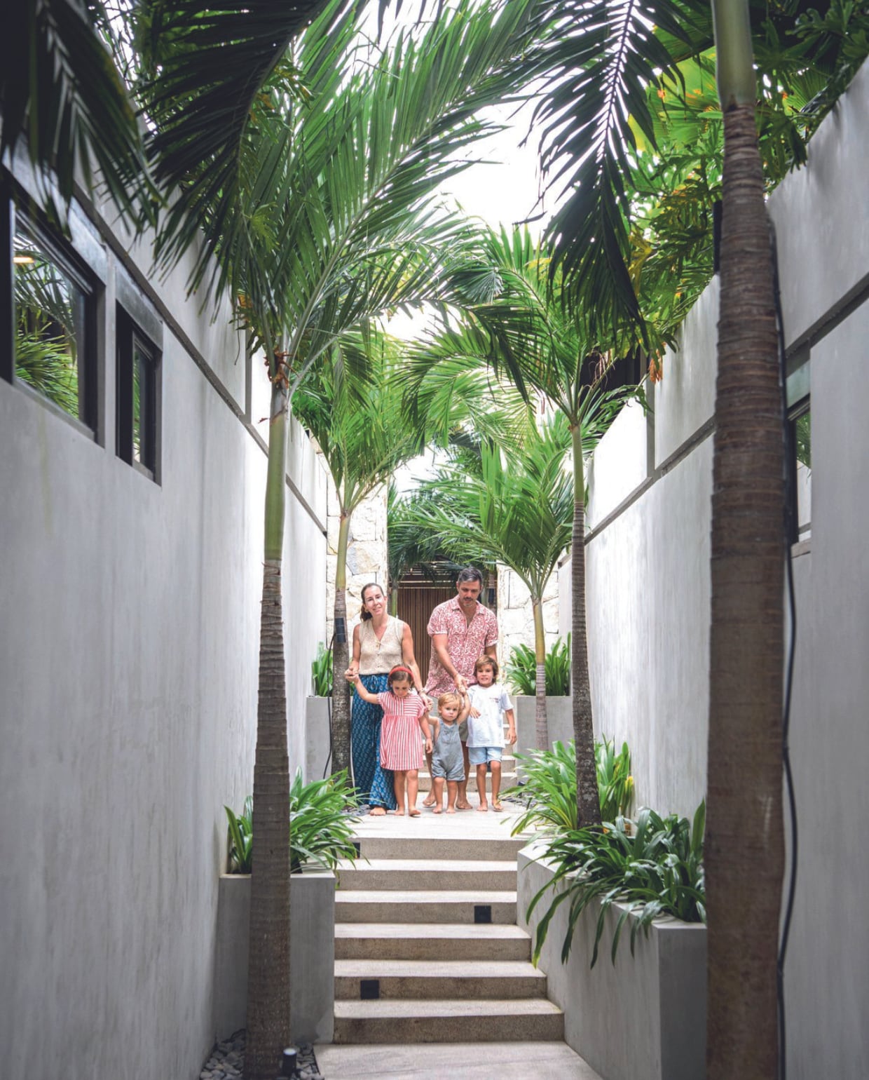 Muren stucwerk, kozijnen gegalvaniseerd staal. Plantsoorten: Adonidia palm, Hymenocallis. vtwonen binnenkijkspecial 07-2024 | productie Inside Homepage | styling Kim Timmerman | fotografie Louis Lemaire