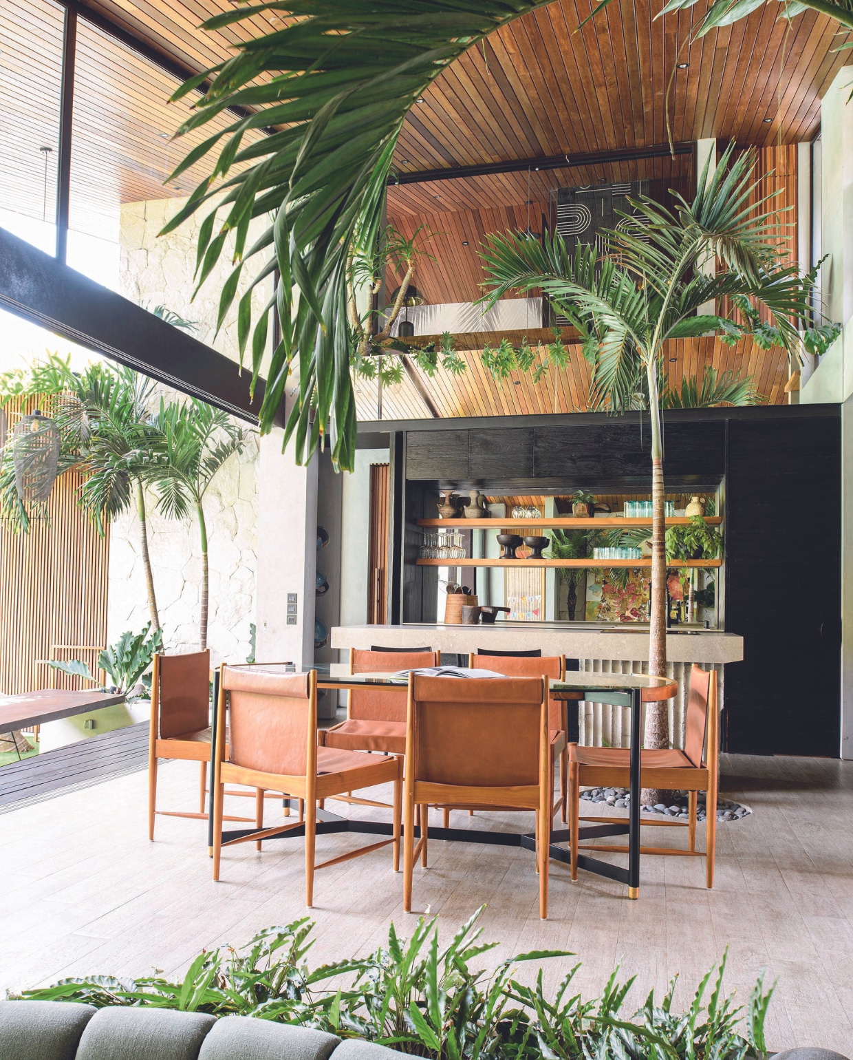 Tegelvloer Rustique, eettafel maatwerk smid. Plantsoorten: Anthurium, Licuala grandis waaierpalm, Pandanus schroefpalm, Adonidia palm. vtwonen binnenkijkspecial 07-2024 | productie Inside Homepage | styling Kim Timmerman | fotografie Louis Lemaire