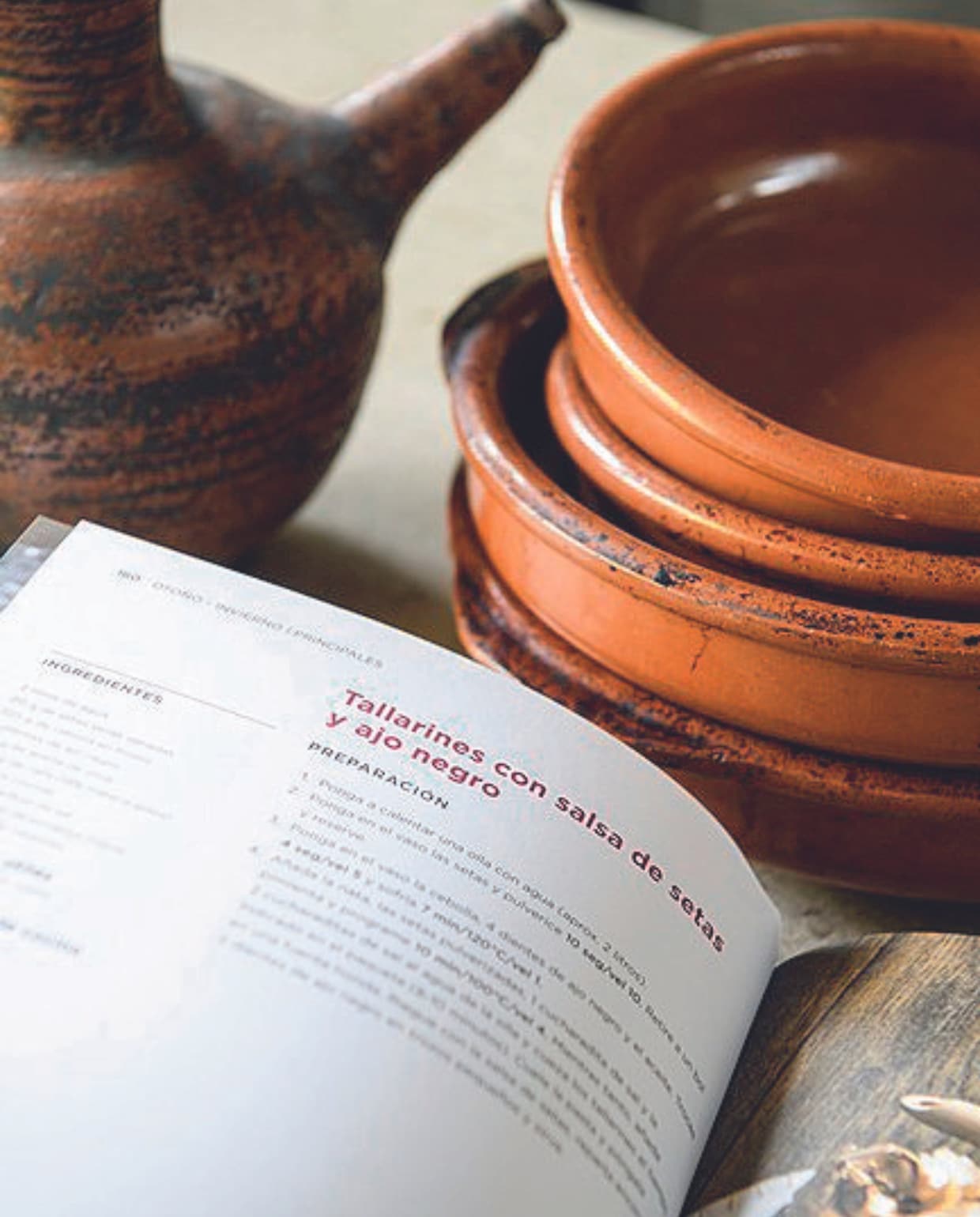 Terracotta schalen uit Spanje. vtwonen binnenkijkspecial 07-2024 | productie Inside Homepage | styling Kim Timmerman | fotografie Louis Lemaire