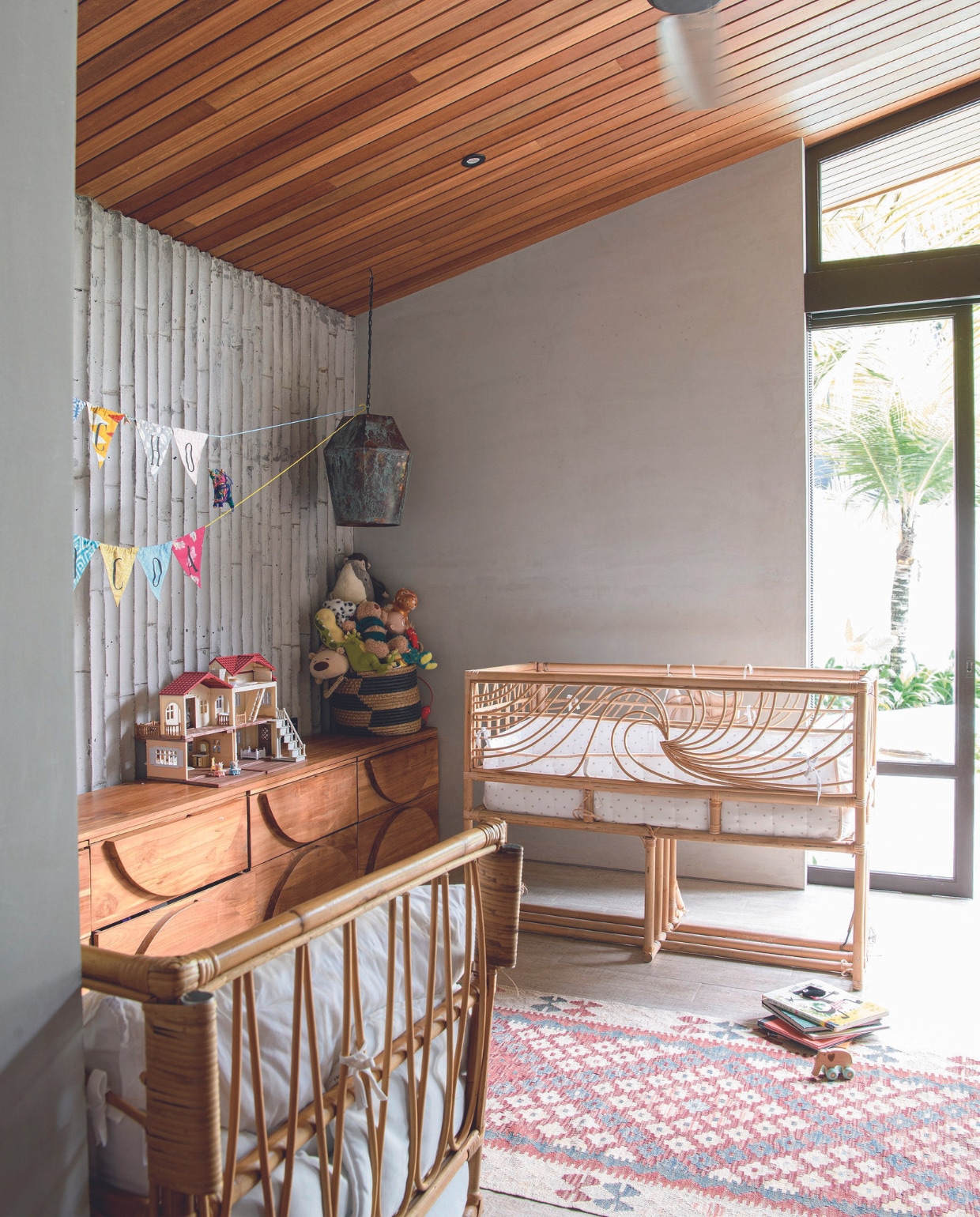 Wandkast maatwerk, ledikant en stoel Bintang Timur, vloerkleed Indico Bali, hanglamp Yulike Lamps, opbergmand Home Basket, tegelvloer Rustique. Achterwand beton gegoten in bamboe-mal. vtwonen binnenkijkspecial 07-2024 | productie Inside Homepage | styling Kim Timmerman | fotografie Louis Lemaire