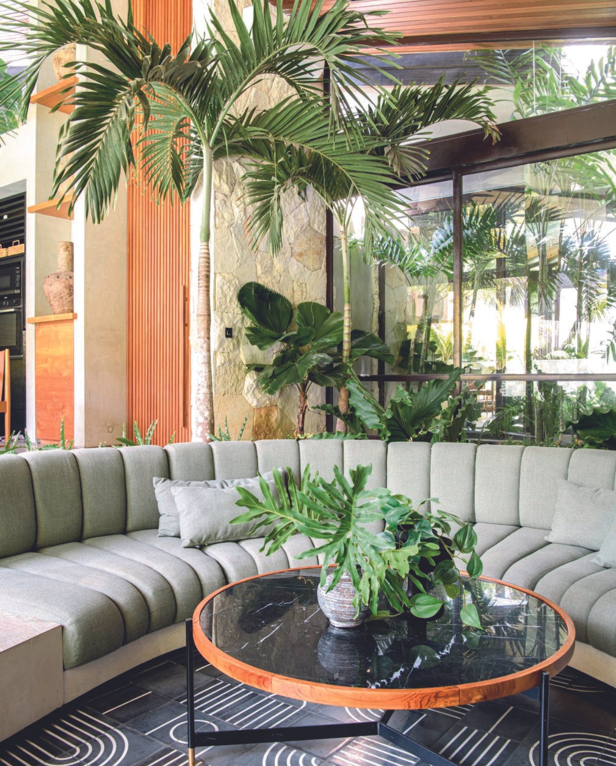 Bank eigen ontwerp, salontafel maatwerk, kozijn gegalvaniseerd staal, vloertegels lokaal gekocht. vtwonen binnenkijkspecial 07-2024 | productie Inside Homepage | styling Kim Timmerman | fotografie Louis Lemaire