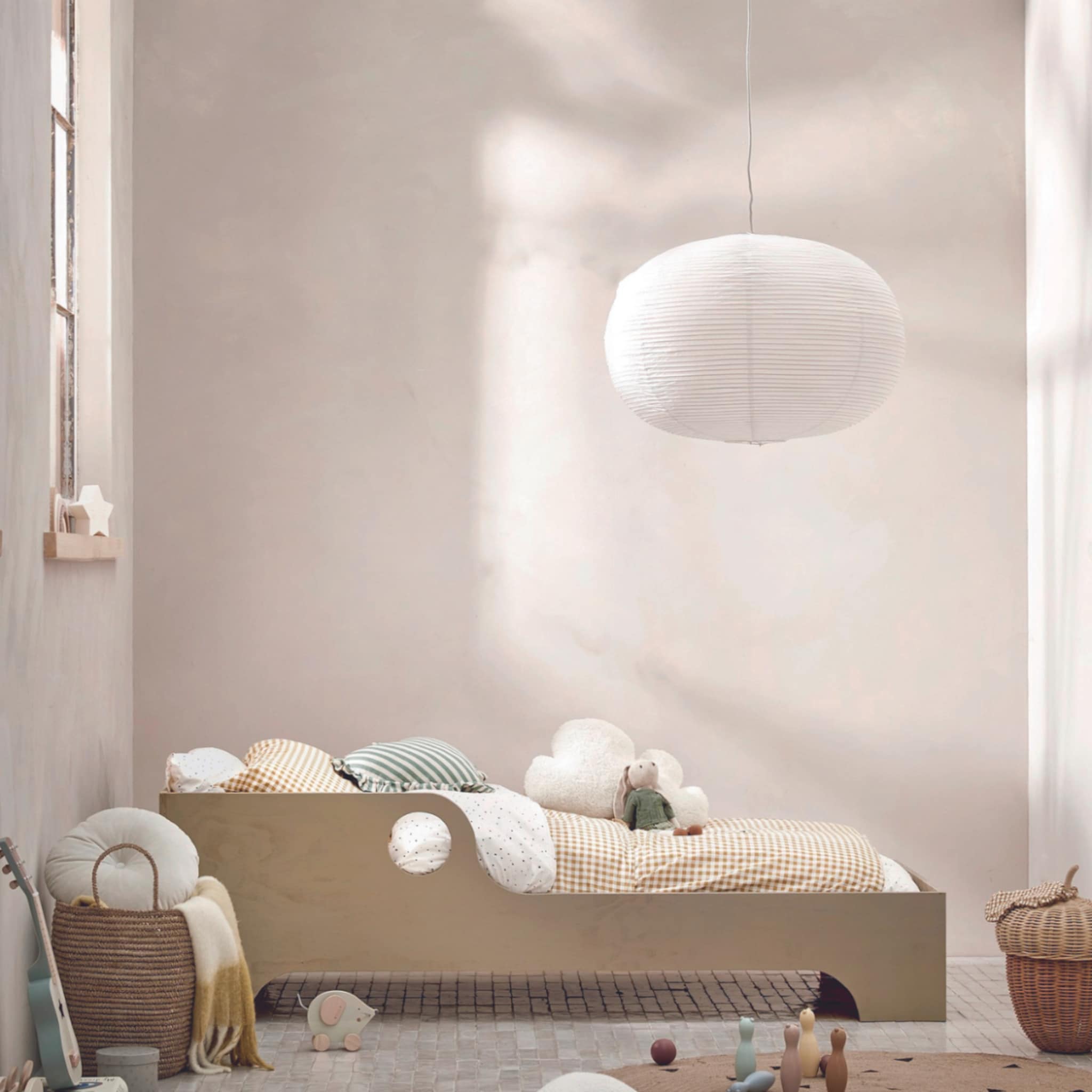 Kinderkamer met een DIY kinderbed van hout