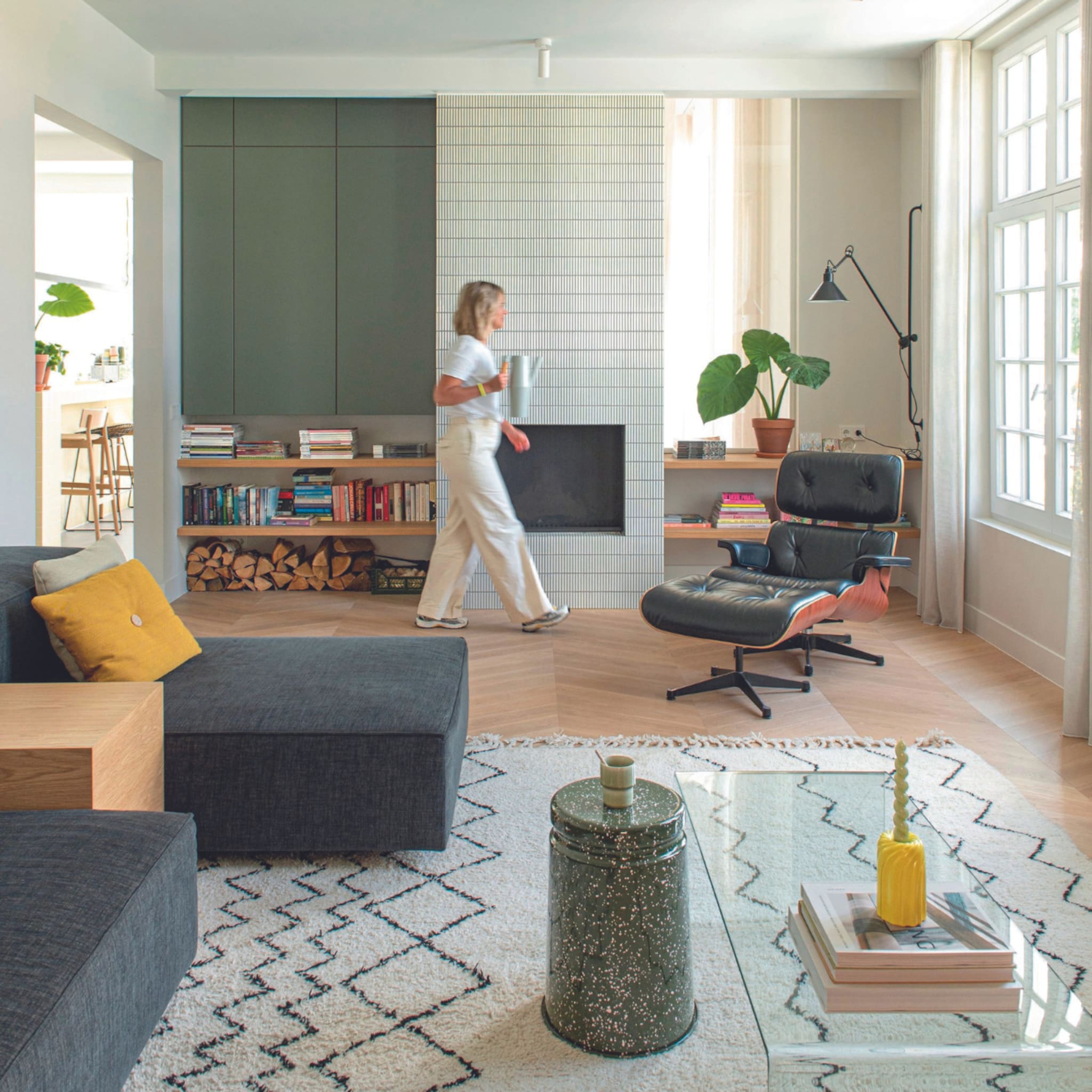 Kleurrijke woonkamer met designmeubels