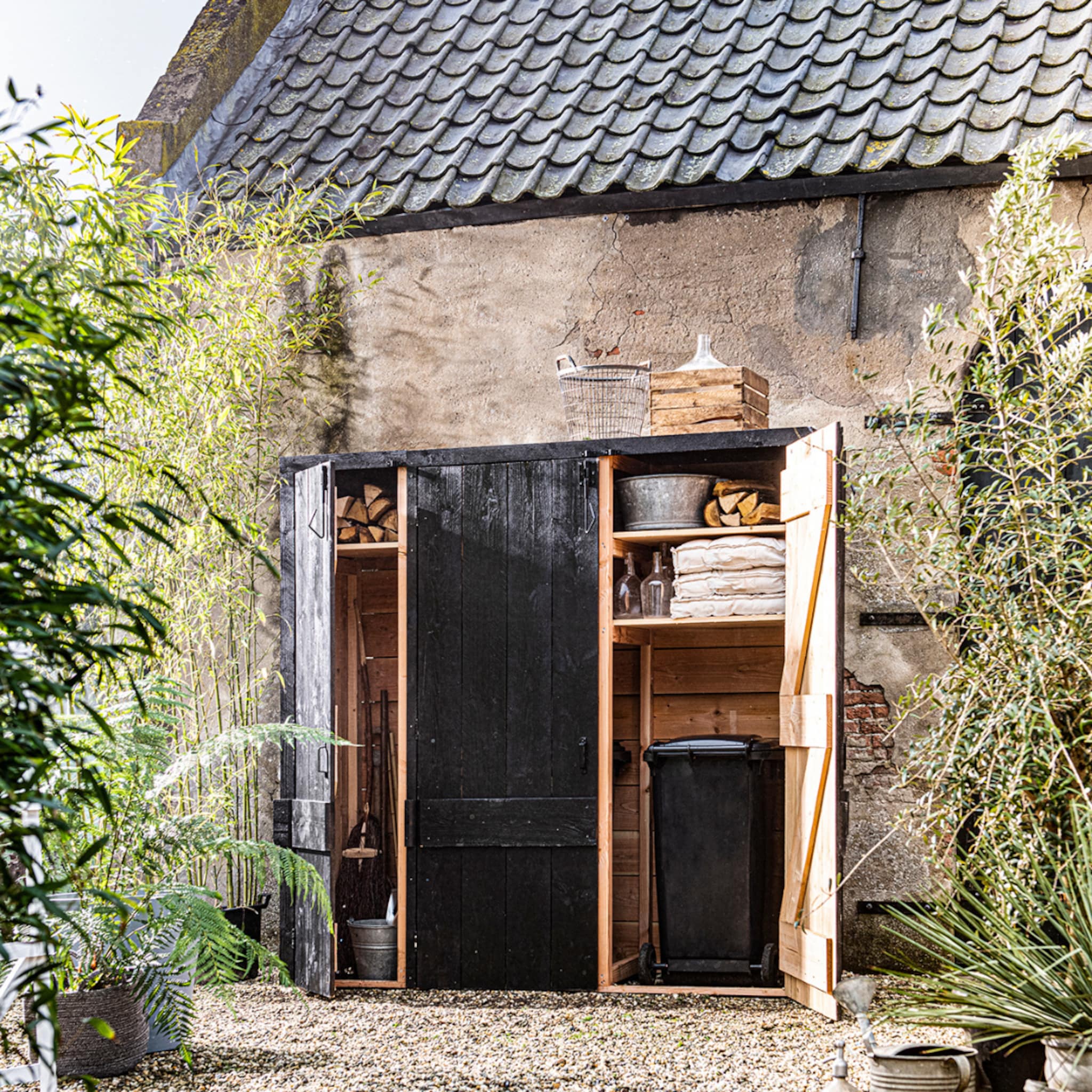 Ombouwkast voor de container in de tuin