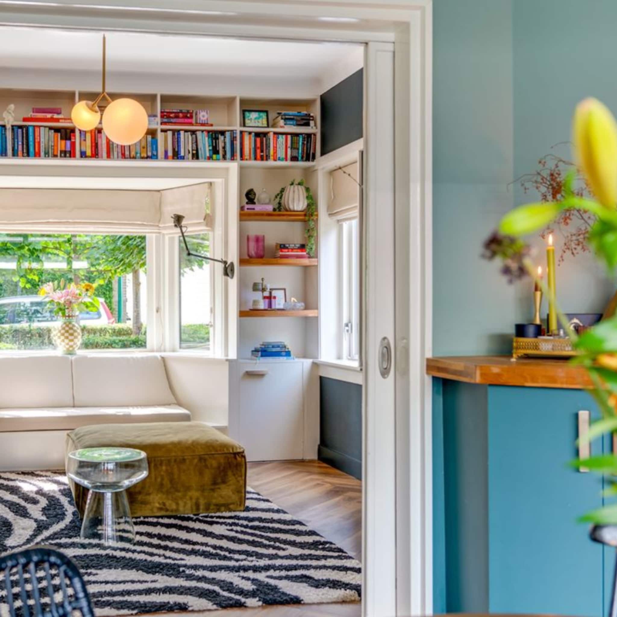 Kleurrijke hoekwoning met een stijlenmix in de woonkamer