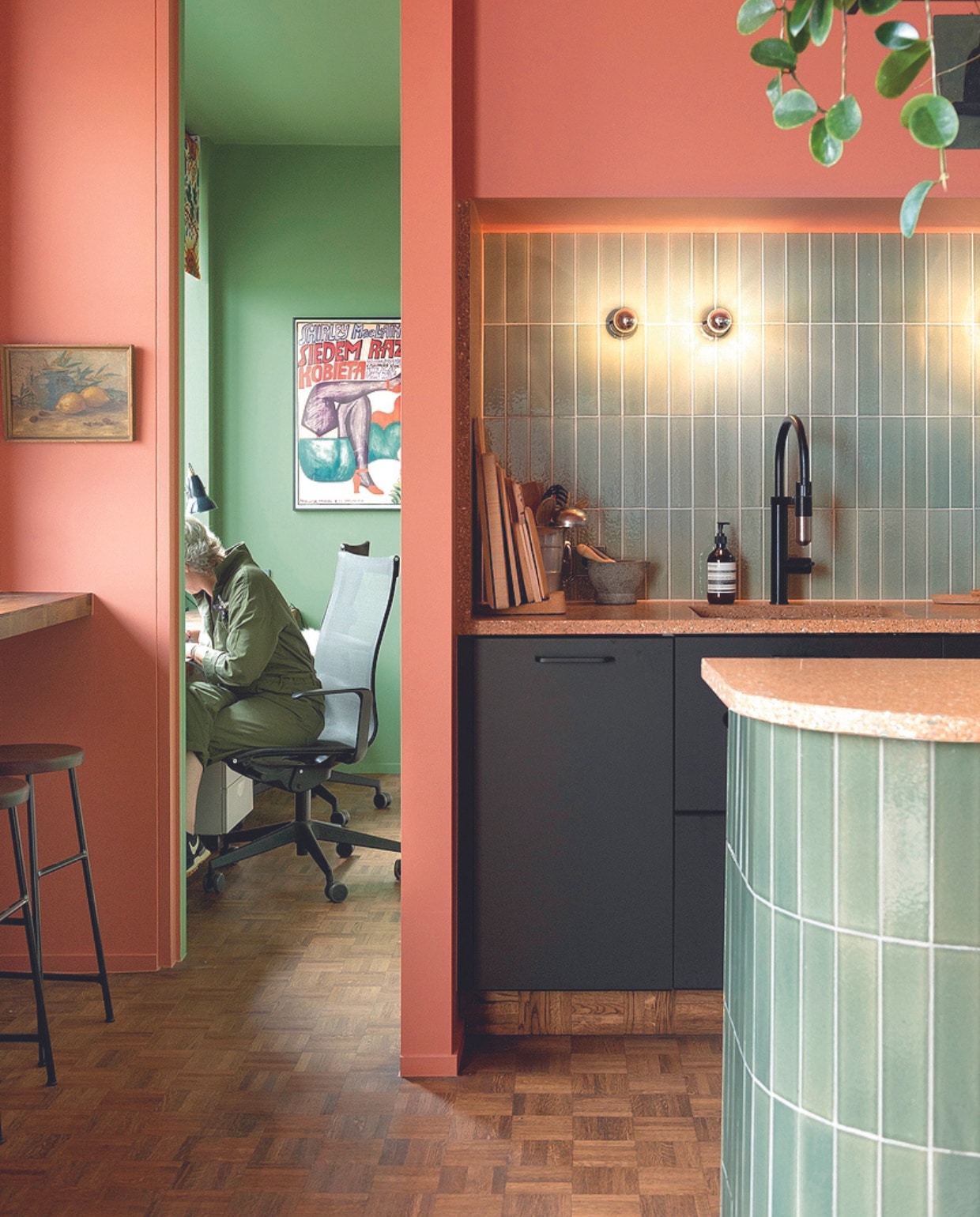 Keuken en klemlamp Ikea. Aanrecht Best Decor, tegels The Winchester Tile Company, vergelijkbare kraan Sanitairwinkel, wandlampen Artemide, krukken Hay, hangrek op maat gemaakt, verf Red Earth van Farrow & Ball. Overig onbekend. vtwonen 04-2024 | fotografie Mr. Frank