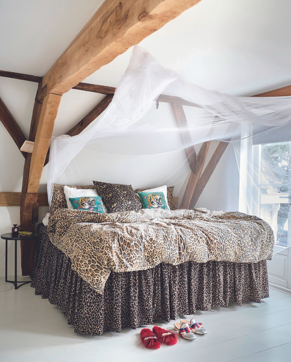 Bedrok op maat gemaakt, dekbedovertrek H&M Home, schoenen Vintage Brands Monnickendam.  vtwonen 08-2024 | styling Marianne Luning | fotografie Sjoerd Eickmans