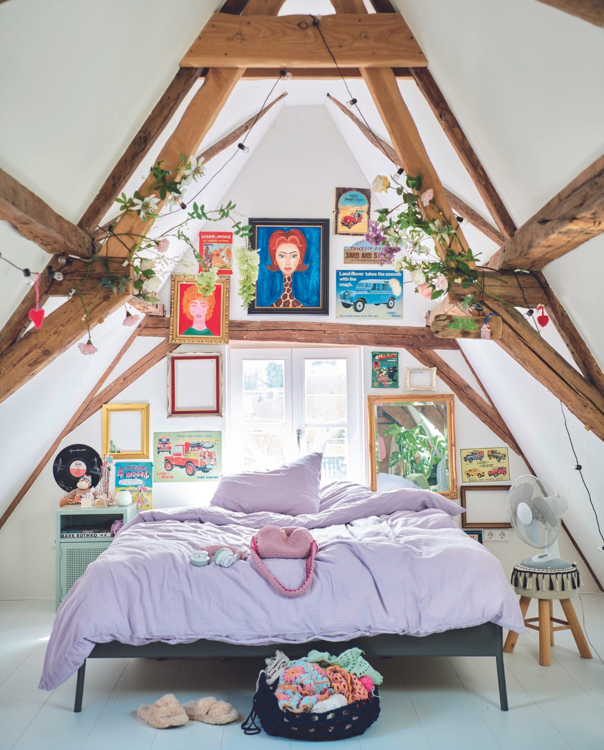 Bed Ikea. Kruk en nachtkastje kringloop. Beddengoed Hema. Portretten en haakwerk van dochter Micky.  vtwonen 08-2024 | styling Marianne Luning | fotografie Sjoerd Eickmans