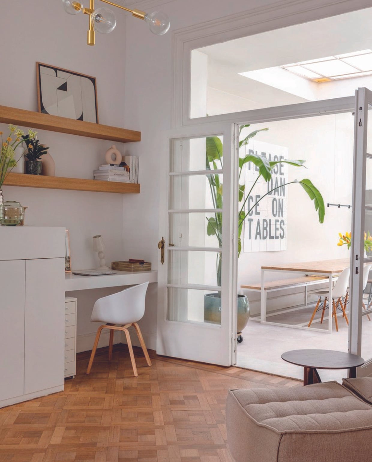 Keuken ontworpen door Ash Studio, gemaakt door Studio Kozi. Met blad Retrostone van Neolith, inductiekookplaat Samsung en wijnkast Aeg. Vintage kunstwerk aan de muur was een cadeau. vtwonen 08-2024 | styling Ilona Jongepier | fotografie Dana van Leeuwen