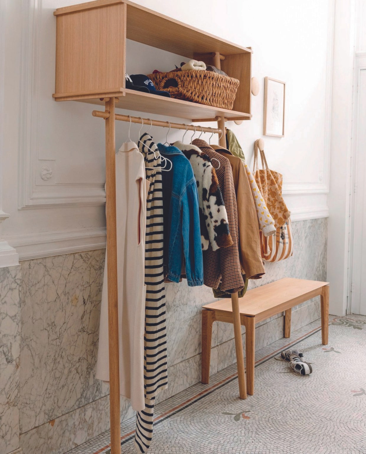Garderobekast Töjbox van Woud Design, bank Ethnicraft via Live Light. Vloer en lambrisering origineel. vtwonen 08-2024 | styling Ilona Jongepier | fotografie Dana van Leeuwen