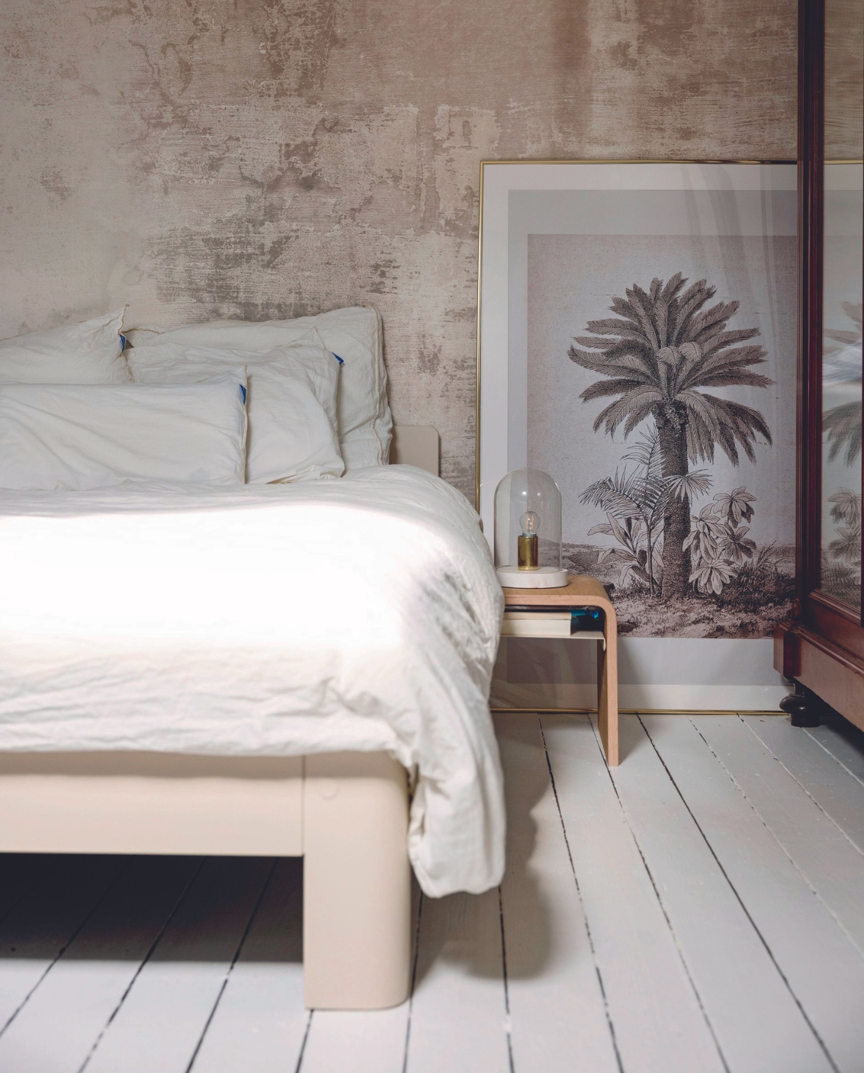 Poster Juniqe, tafellamp Sissy-Boy. Bed Auronde en beddengoed van Auping. Behang Grunge Wall van Photowall, antieke kast met spiegel erfstuk. vtwonen 08-2024 | styling Ilona Jongepier | fotografie Dana van Leeuwen