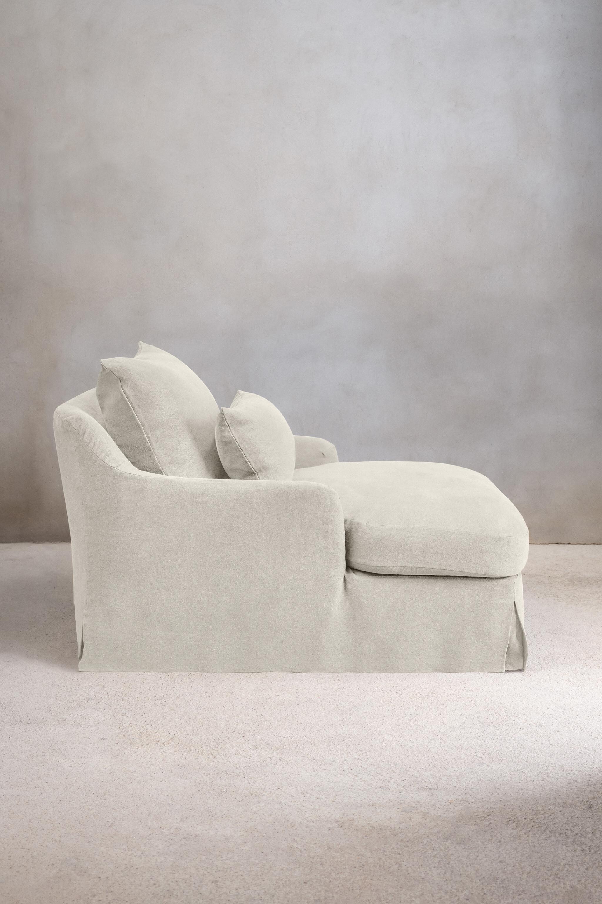 Linnen Loveseat 01 door Vincent van Duysen in lichtbeige, 110x140x75 cm (bxdxh) € 3000,- (zarahome.com). vtwonen Landelijk 06-2024 | She Loves | Beeld: Zara Home