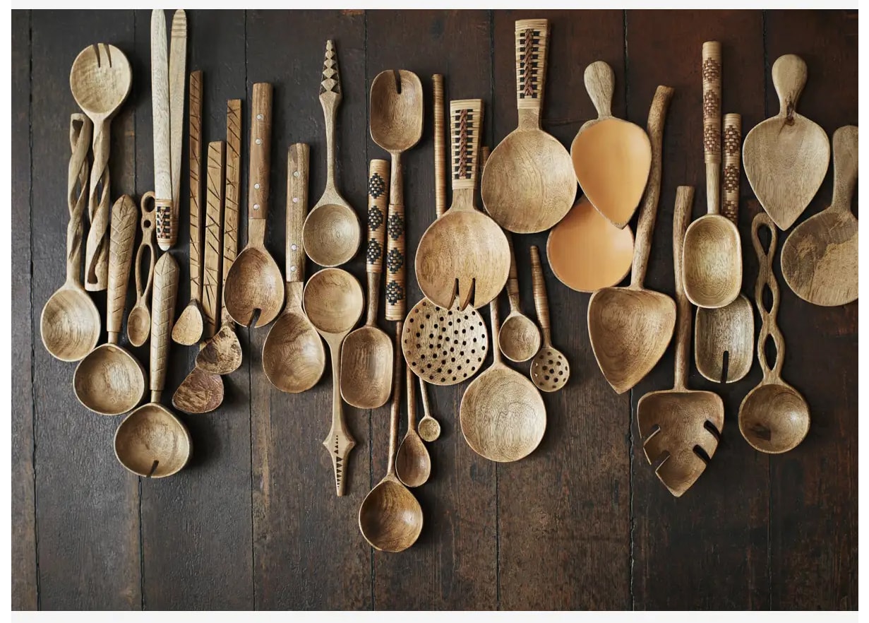 Diverse houten lepels en slacouvert (madamstoltz.dk). vtwonen Landelijk 06-2024 | She Loves | Beeld: Madam Stoltz