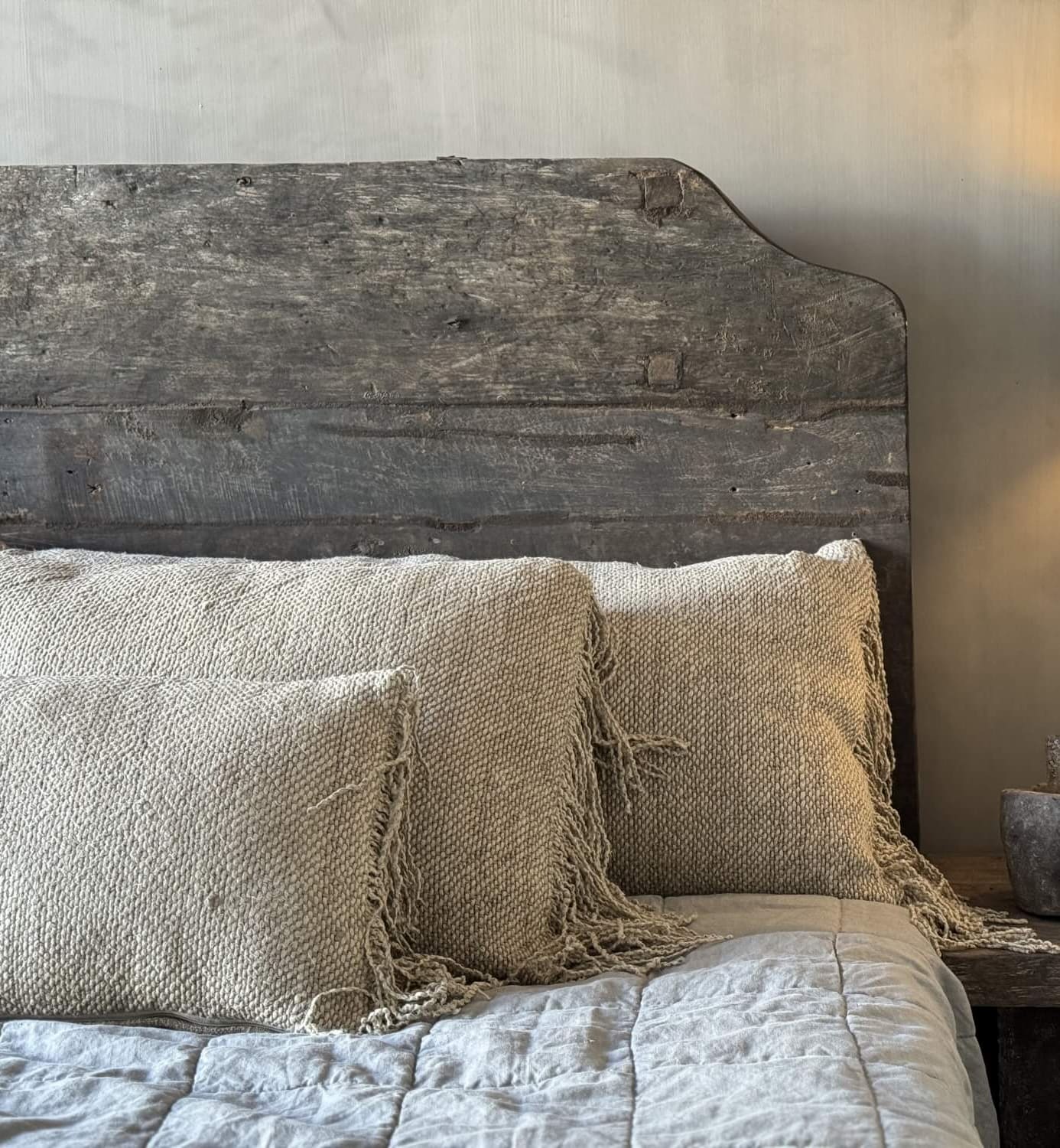 Houten bed, prijs op aanvraag (aurapeeperkorn.com). Overig onbekend. vtwonen Landelijk 06-2024 | She Loves | Beeld: Aura Peeperkorn