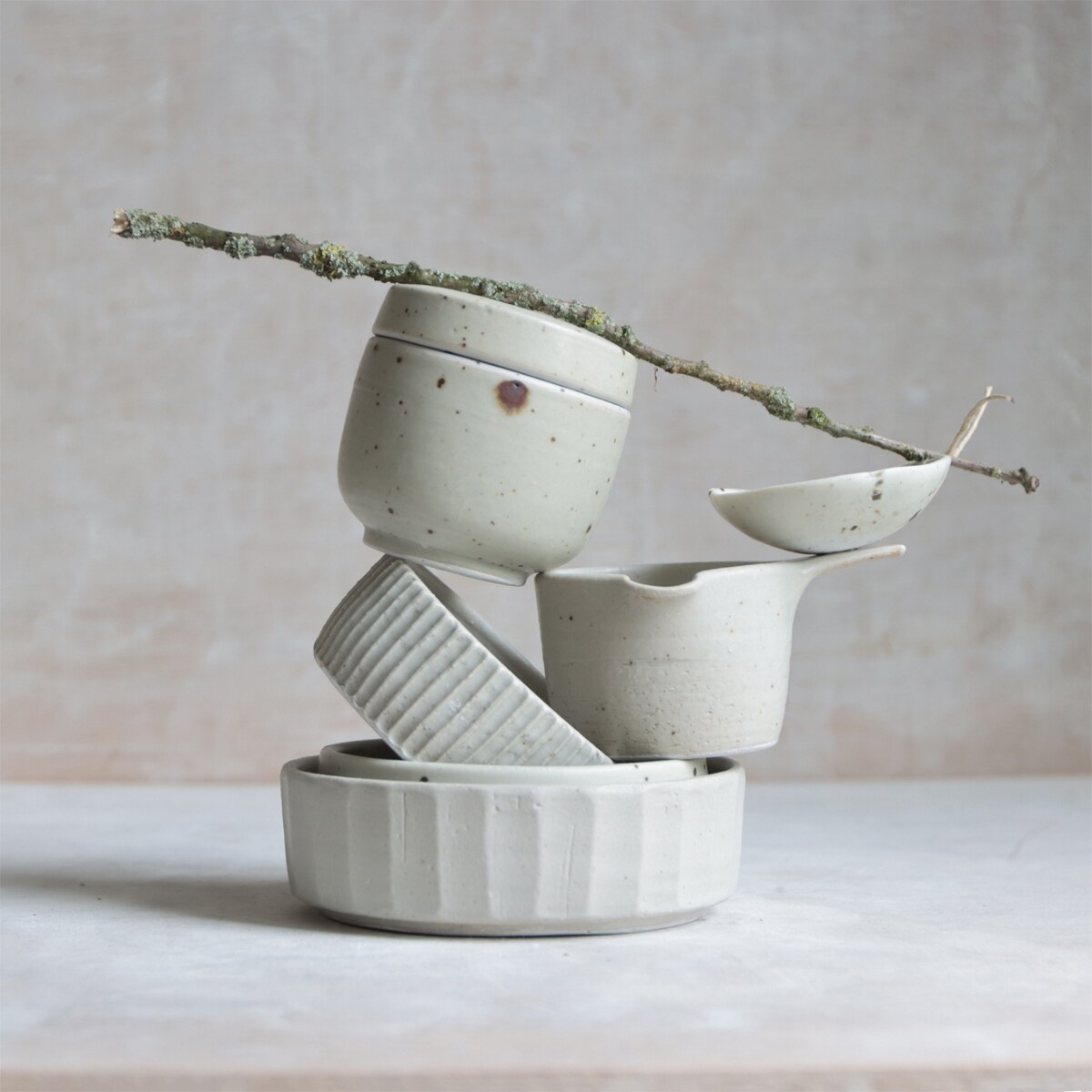 Divers keramieken servies (marjokedeheer.com). vtwonen Landelijk 06-2024 | She Loves | Beeld: Marjoke de Heer