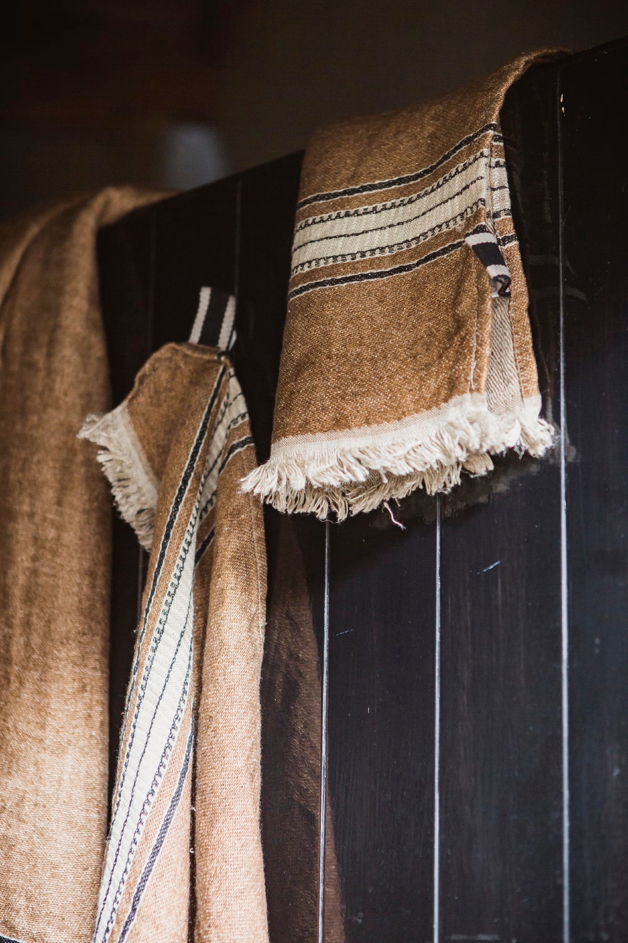 Linnen handdoek The Belgian Towel Fouta in Bruges Stripe, 110x180 cm € 152,- (libeco.com). vtwonen Landelijk 06-2024 | She Loves | Beeld: Libeco