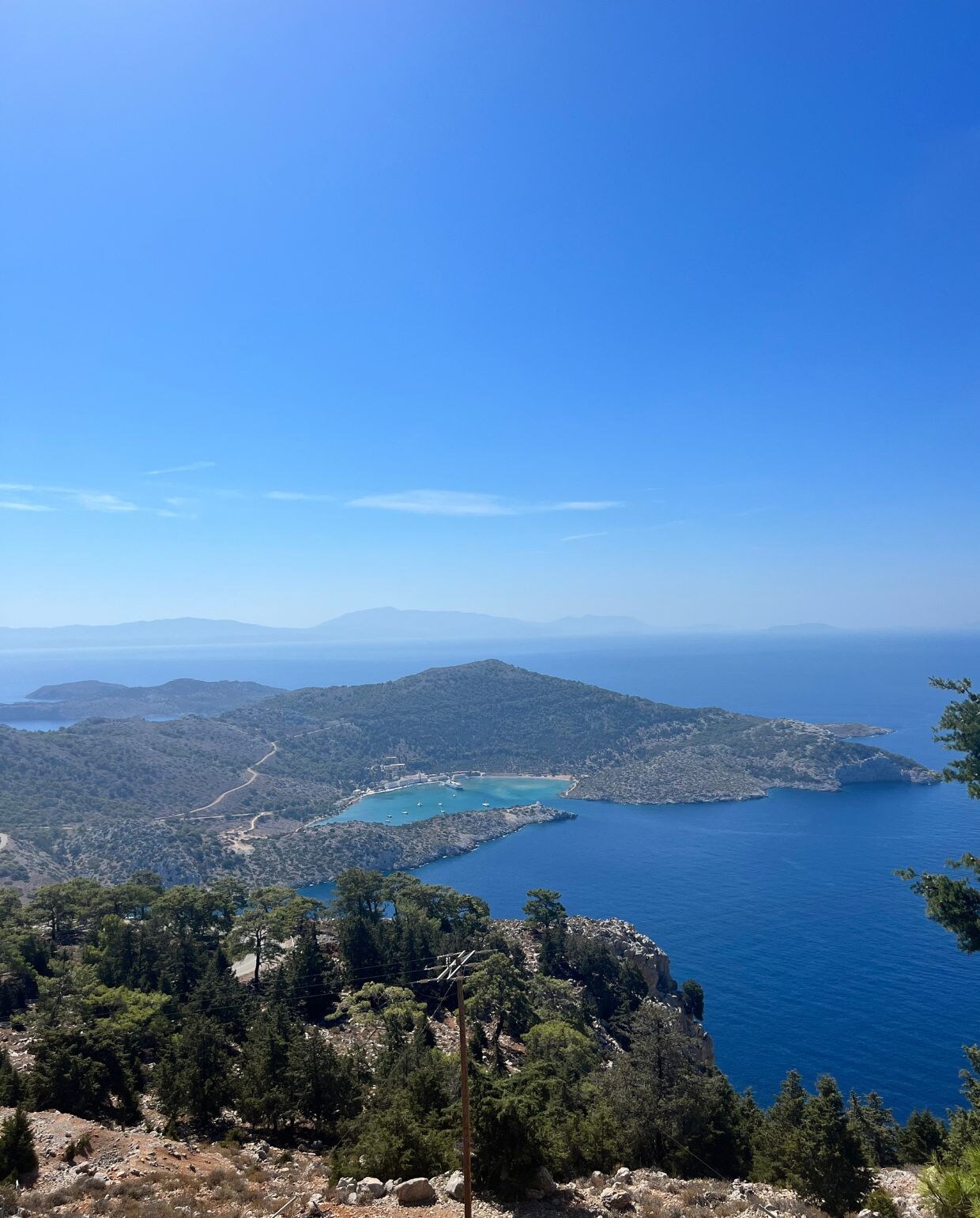 De baai van het klooster van Panormitis op Symi Adeline Mans