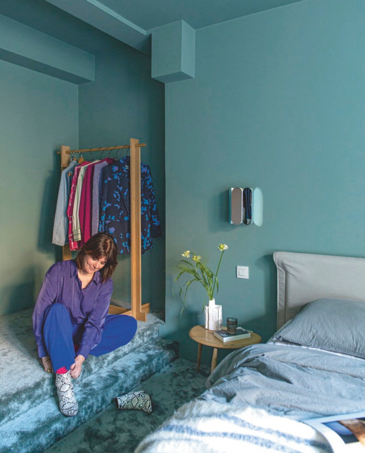 Kledingrek Ferm Living, bijzettafel Ercil, wandlamp Arcs van Hay, wandkleur Evergreen van Shade vtwonen 09-2024 | styling Jeske Weel | fotografie Caroline Coehorst