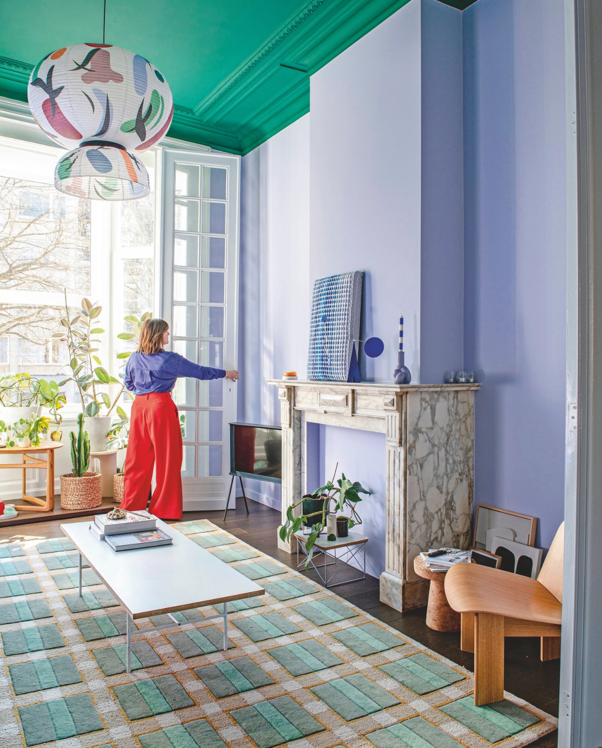 Vloerkleed Evelina Kroon voor Layered. Salontafel en stoel Chisel van Hay. Bijzettafel LTR en bijzettafel Cork Family van Vitra. Hanglamp Formakami Limited Edition van Jaime Hayon voor &Tradition. Plafondkleur In The Woods en wandkleur Lilac Of Course uit collectie Shade by Kelly van Shade.