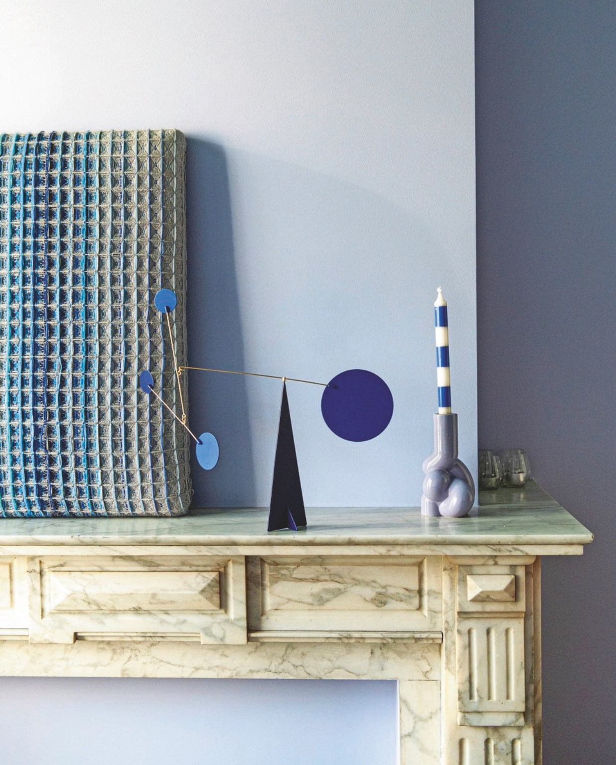 Geweven kunstwerk Ilse Acke, mobile Volta, kandelaar W&S van Hay, wandkleur Lilac of Course uit collectie Shade by Kelly van Shade. vtwonen 09-2024 | styling Jeske Weel | fotografie Caroline Coehorst