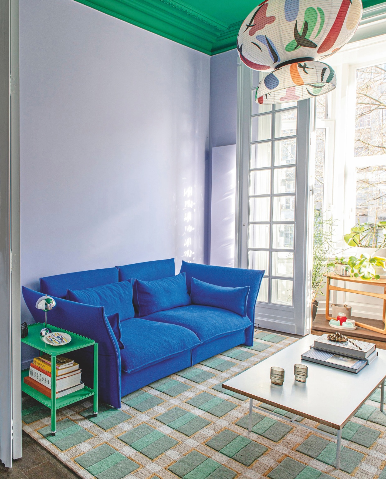 Bank Mariposa en salontafel LTR van Vitra. Trolley Hay. Tafellamp Flowerpot, hanglamp Formakami JH5 van Jaime Hayon en plantentafel Drop Leaf van &Tradition. Drinkglazen Ripple van Ferm Living, vloerkleed van Evelina Kroon voor Layerd via La Fabrika. vtwonen 09-2024 | styling Jeske Weel | fotografie Caroline Coehorst
