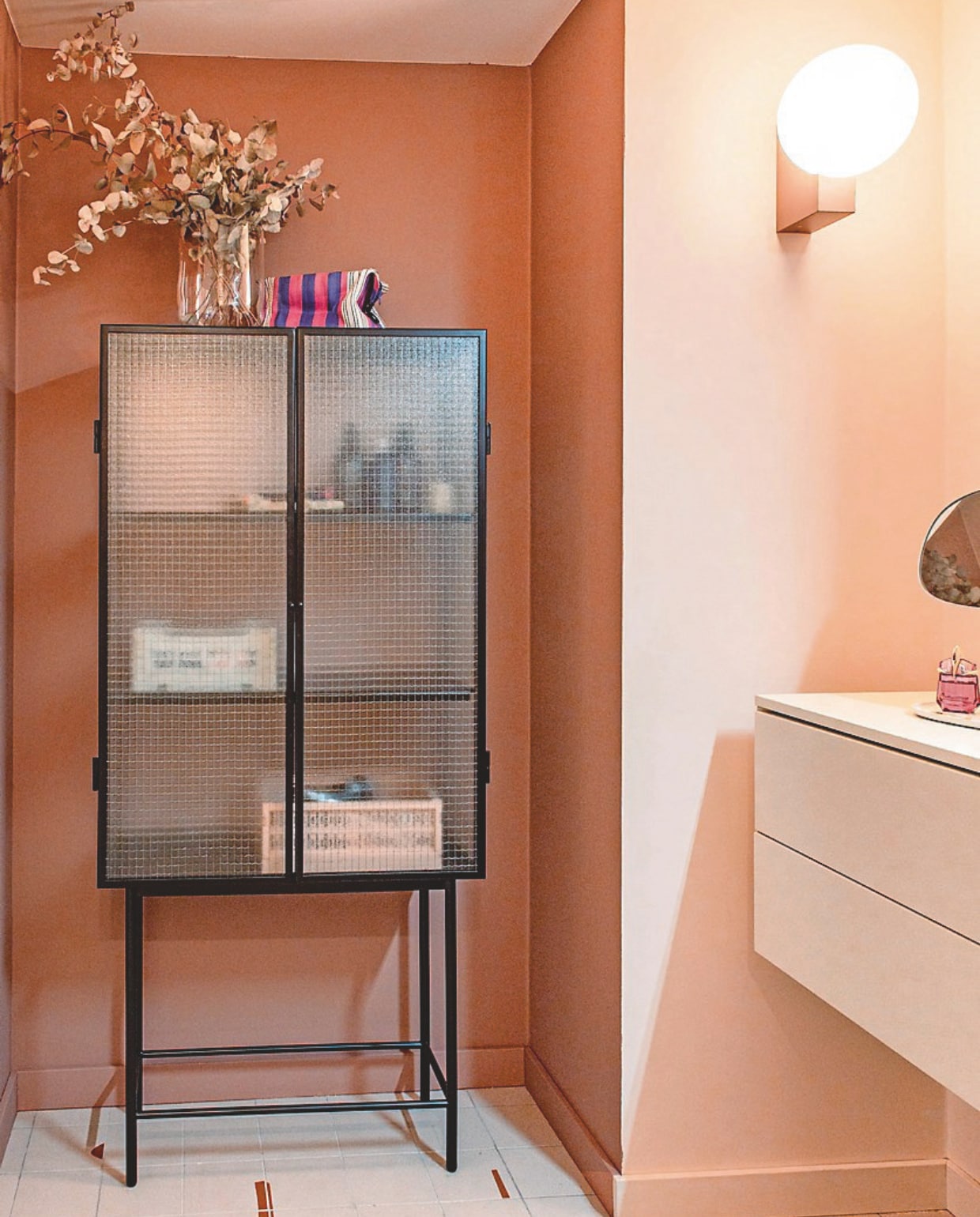 Vitrinekast Haze van Ferm Living, wandlamp Journey van &Tradition, vloer 41Zero42, wandkleuren Kelly Says en Antwerp Lover van Shade. vtwonen 09-2024 | styling Jeske Weel | fotografie Caroline Coehorst