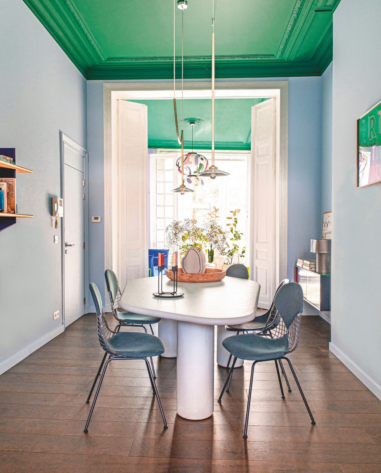 Wandrek Rayonnage Mural en stoelen Dkx van Vitra. Tafel La Grande Vézère van Armand & Francine via La Fabrika, hanglamp Valerie Objects, vloer Cascada donker eiken van Quickstep. Plafondkleur In The Woods en wandkleur Surfers Blue uit de collectie Shade by Kelly van Shade vtwonen 09-2024 | styling Jeske Weel | fotografie Caroline Coehorst