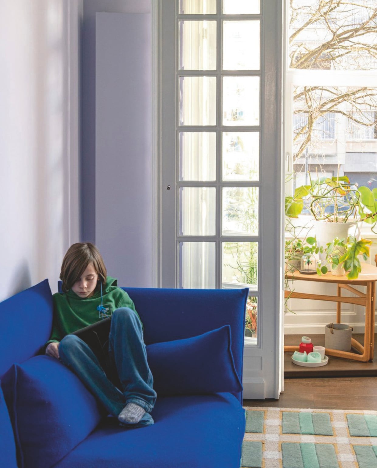 Bank Mariposa van Vitra, plantentafel Drop Leaf van &Tradition, vloerkleed van Evelina Kroon voor Layerd, muurkleur Lilac Of Course uit collectie Shade by Kelly van Shade vtwonen 09-2024 | styling Jeske Weel | fotografie Caroline Coehorst