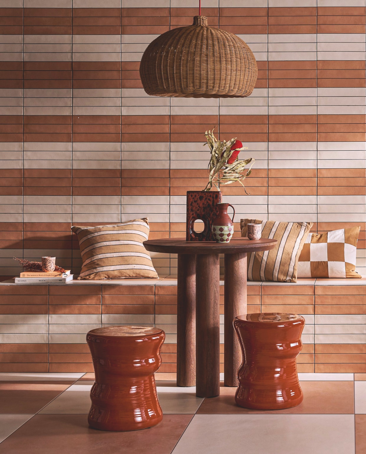 Op de vloer tegels Earth Pomice en Earth Cotto, 75x75 cm, per m² € 77,50. Op de wand en bank tegels Earth Pomice en Earth Cotto, 5x30 cm, per m² € 79,50..M.m.v. lauthentique.nl (kalkverf muur en trap in Mokka), nordal.com (eettafel Helin Cafe), vtwonen.nl/shop (krukken Pawn van Serax, lampenkap Belly en kussens van Ferm Living, vaas van HKliving, beker en diep bord van vtwonen), graublau.nl (vintage stoel). vtwonen 09-2024 | styling Cleo Scheulderman | fotografie Jeroen van der Spek