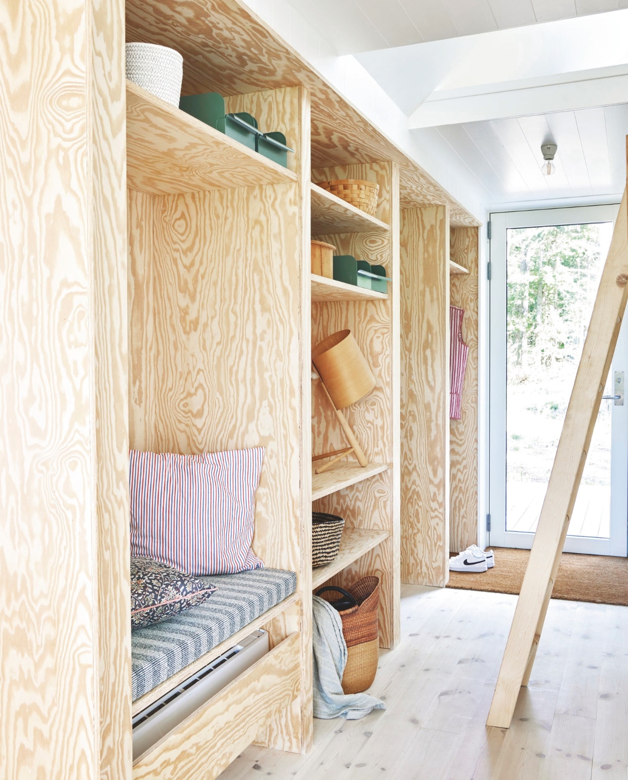 Kast maatwerk, zitkussen zelfgemaakt met stof van Kvadrat, kussens Studio Feder. vtwonen binnenkijk special 08-2024 | productie Living inside | styling Rikke Graff Juel | fotografie Anitta Behrendt