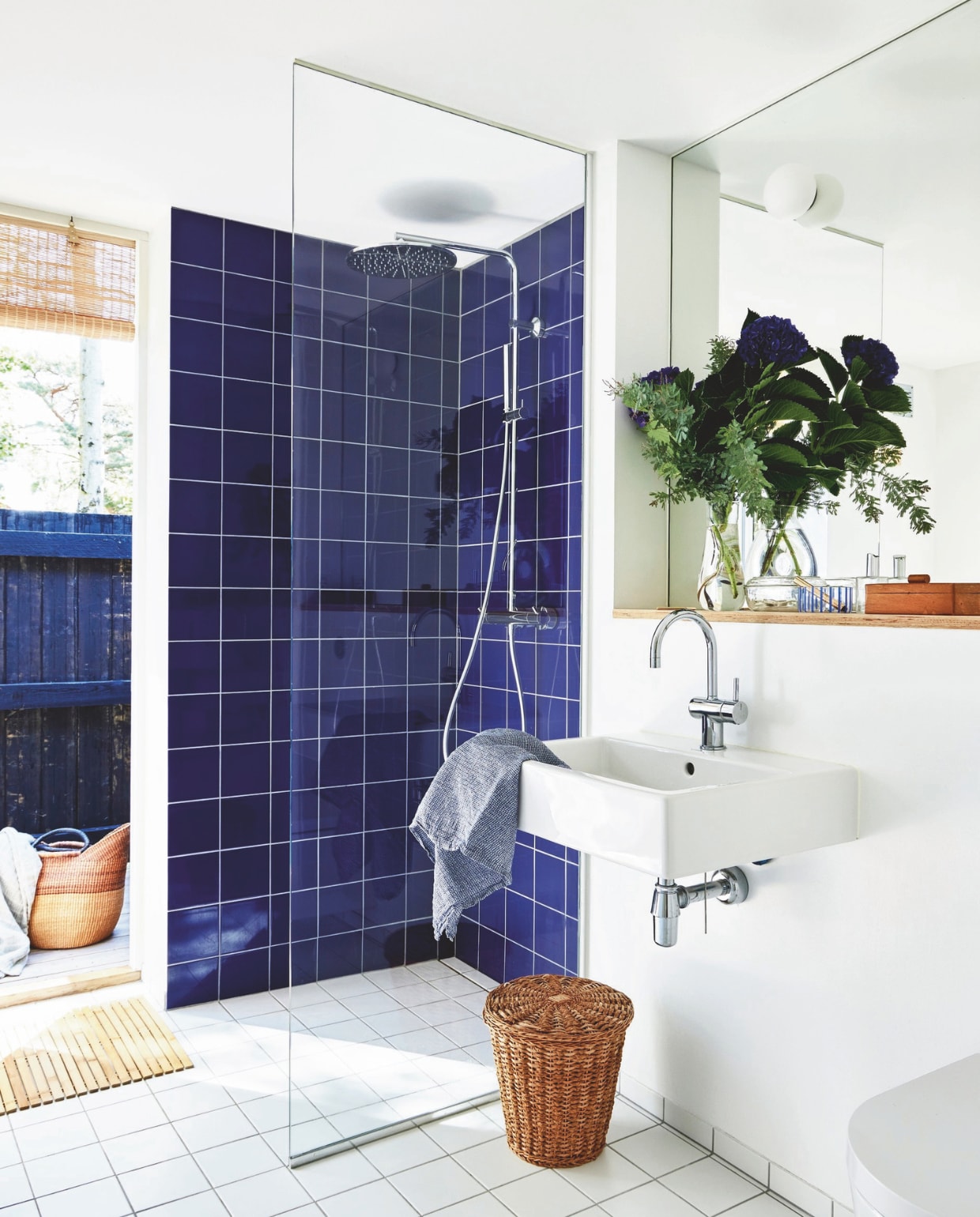 Vergelijkbare wandtegel Evolution van Tegels in huis in Kobalt. vtwonen binnenkijk special 08-2024 | productie Living inside | styling Rikke Graff Juel | fotografie Anitta Behrendt