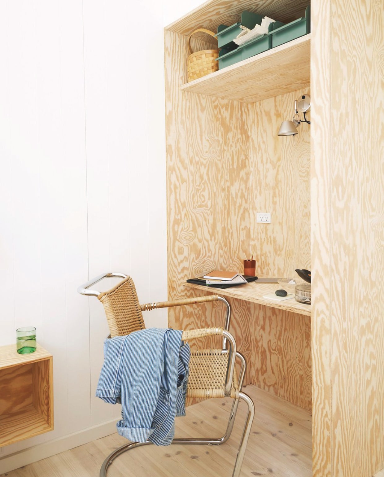 Werkplek maatwerk van Pools sparrenhout. vtwonen binnenkijk special 08-2024 | productie Living inside | styling Rikke Graff Juel | fotografie Anitta Behrendt