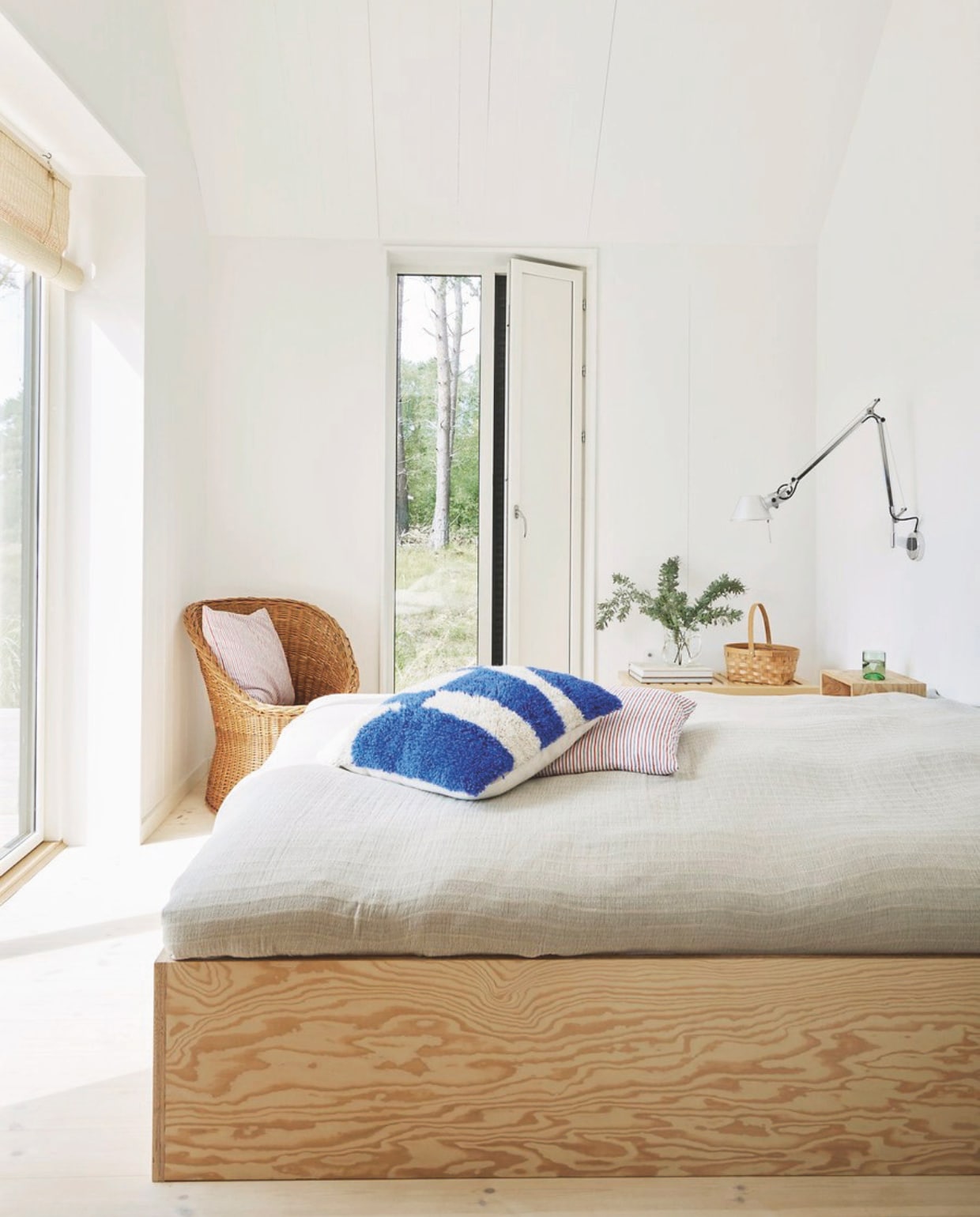Bed maatwerk, wandlamp Tolomeo van Artemide, stoel vintage. vtwonen binnenkijk special 08-2024 | productie Living inside | styling Rikke Graff Juel | fotografie Anitta Behrendt