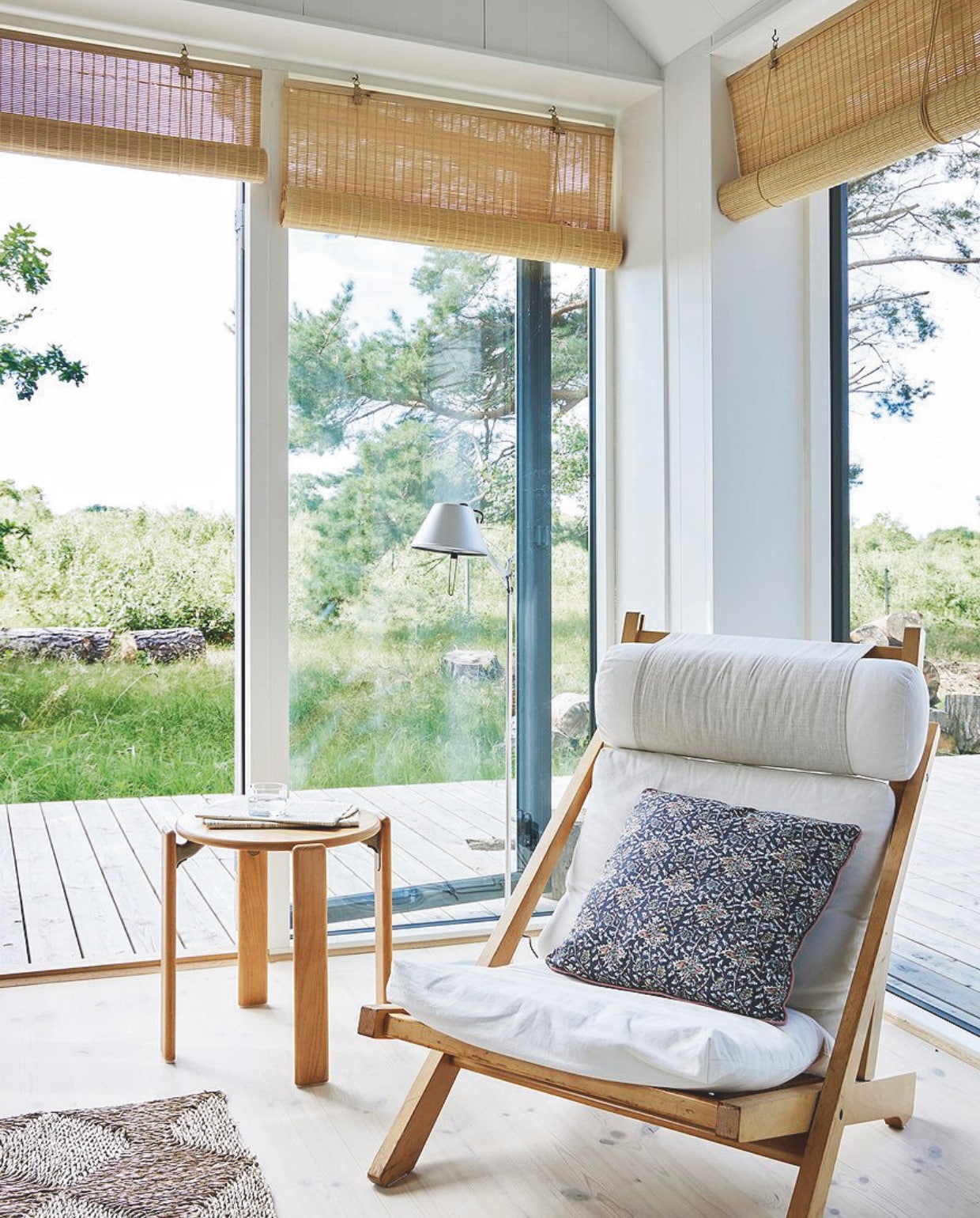 Fauteuil Hans Wegner, opnieuw bekleed. Vloerkleed vintage, kruk Rey van Hay, lamp Tolomeo van Artemide, bamboe rolgordijnen Jysk. vtwonen binnenkijk special 08-2024 | productie Living inside | styling Rikke Graff Juel | fotografie Anitta Behrendt