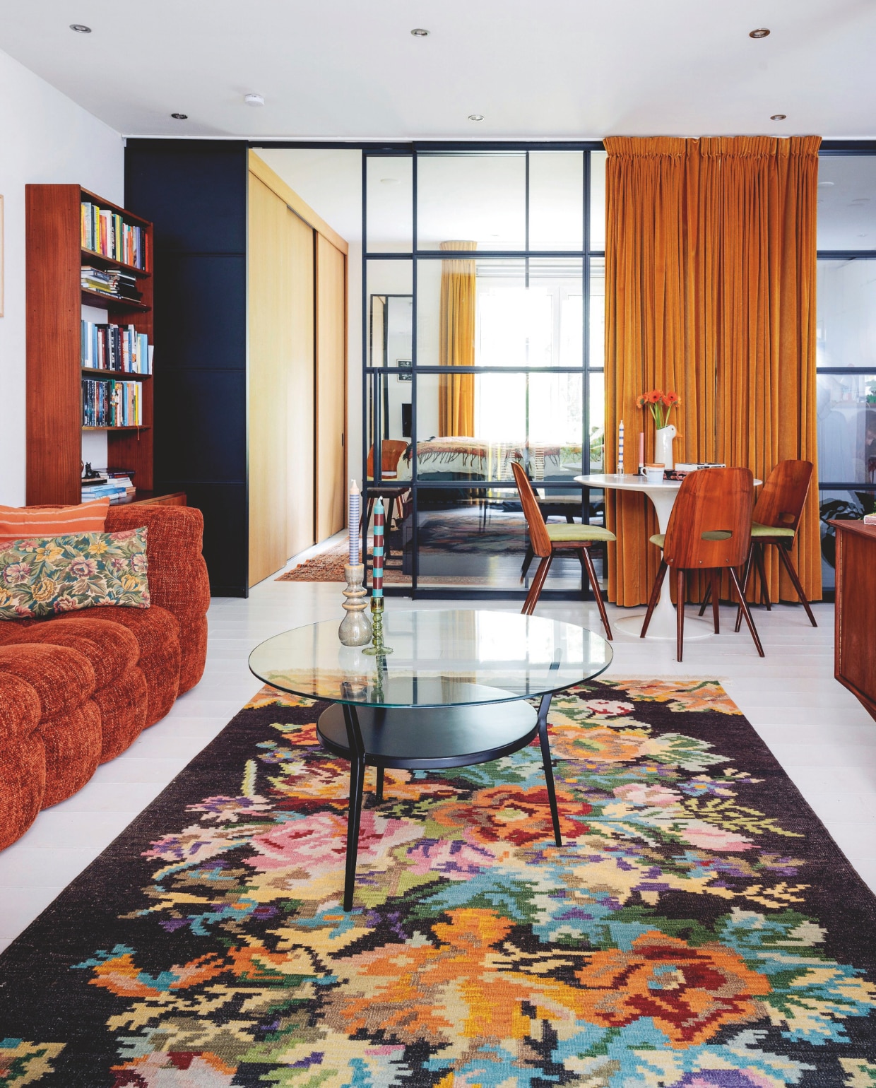 De vintage kast is net zo lang bewerkt tot ie recht stond en al Froukjes boeken kon houden. Het kleed heeft ze van haar moeder overgenomen. Tafel ontworpen door Saarinen voor Knoll, stoelen Hongaars vintage design. vtwonen 09-2024 | fotografie Ernie Enkelaar