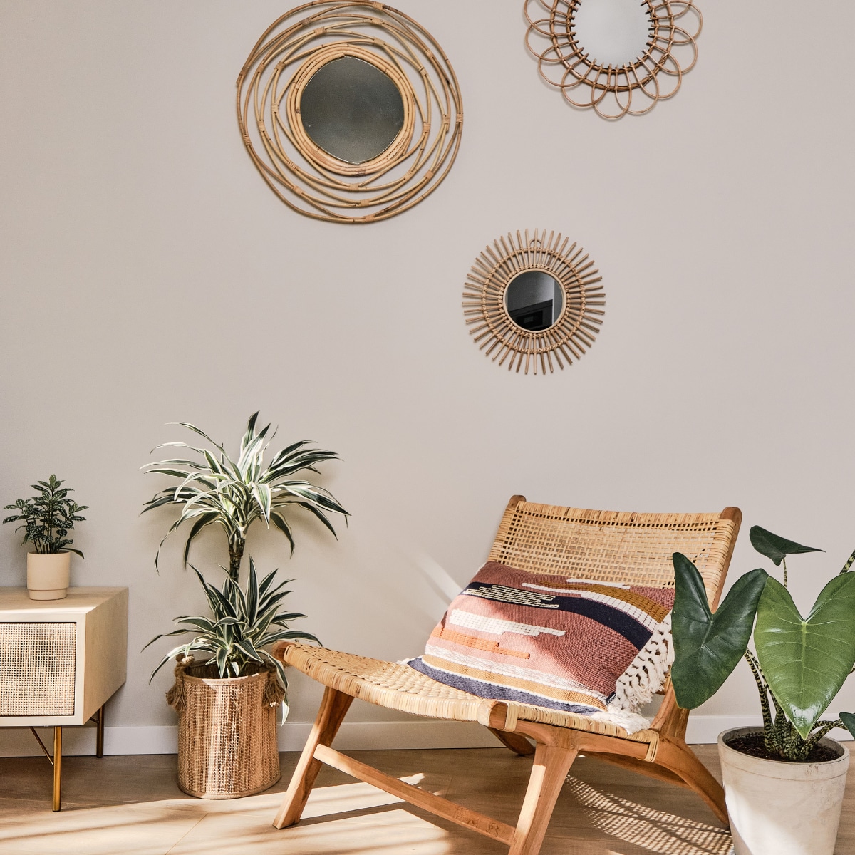 Rieten stoel Leen Bakker, kussen HKliving. Kleed H&amp;M Home. Kastje Maisons du Monde, plantenpotje Søstrene Grene. Rieten plantenpot Casa. Stenen plantenpot Green Lifestyle Store. Spiegels onderste H&amp;M Home, bovenste en middelste Xenos. Muurverf kleur Subtle Stone extra mat van Flexa. vtwonen special tiny houses 03-2021 | fotografie Roos Oosterbroek Draw studio 24