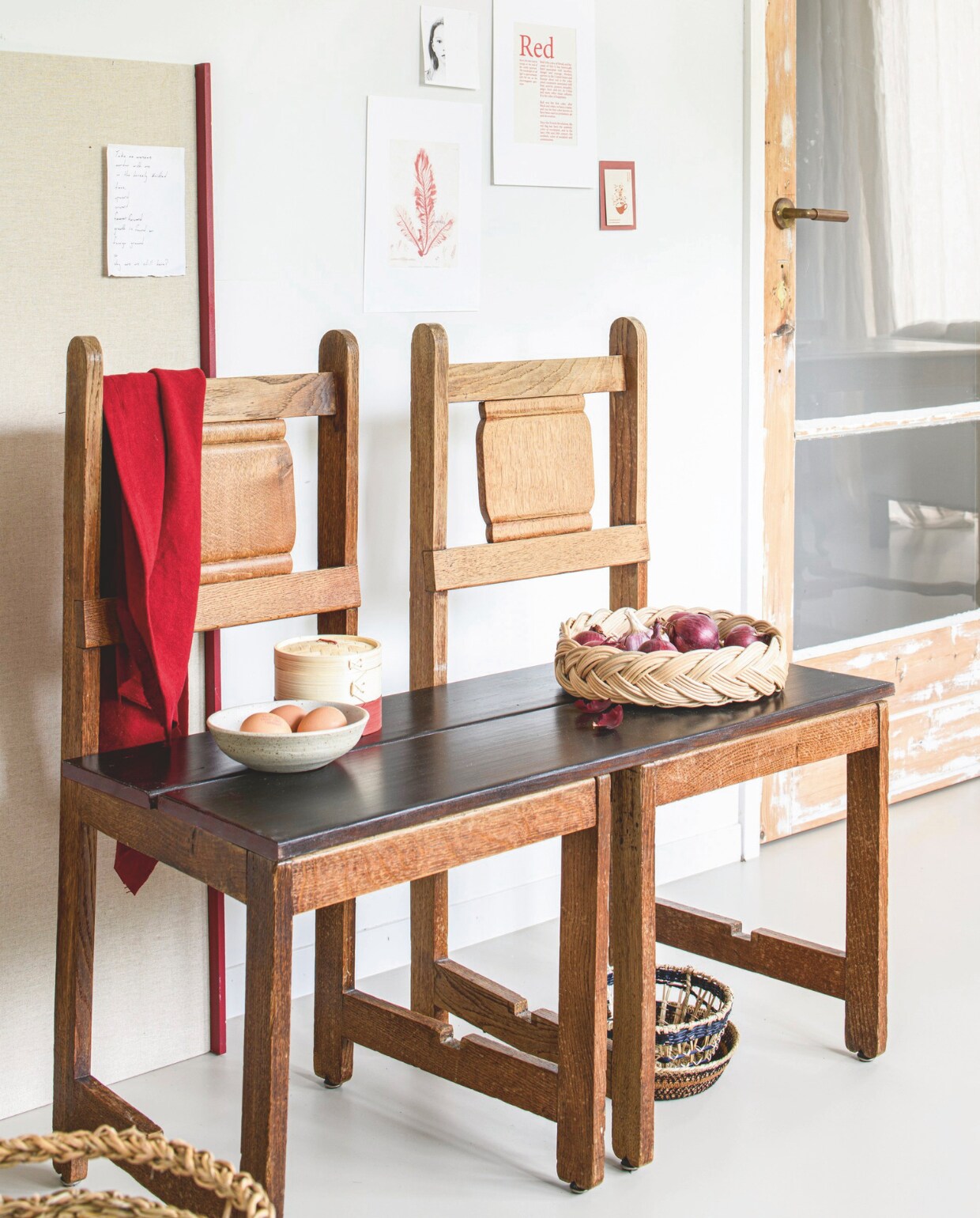 Lage gevlochten mand Maru € 32,- (thefinestore.com). Bamboe stoommand € 17,99 (zarahome.com). Stenen gespikkelde kom € 39,-, mand Hogla met hengsel, 45x30x25 cm (lxbxh) € 45,- (bymolle.com). Zeegras mand met zwarte rand, 20x8,5 cm (Øxh) € 11,75, zeegras mand daaronder, set van 2 € 20,61 (deens.nl). vtwonen DIY special 9 | styling Myla Griese | fotografie Louis Lemaire