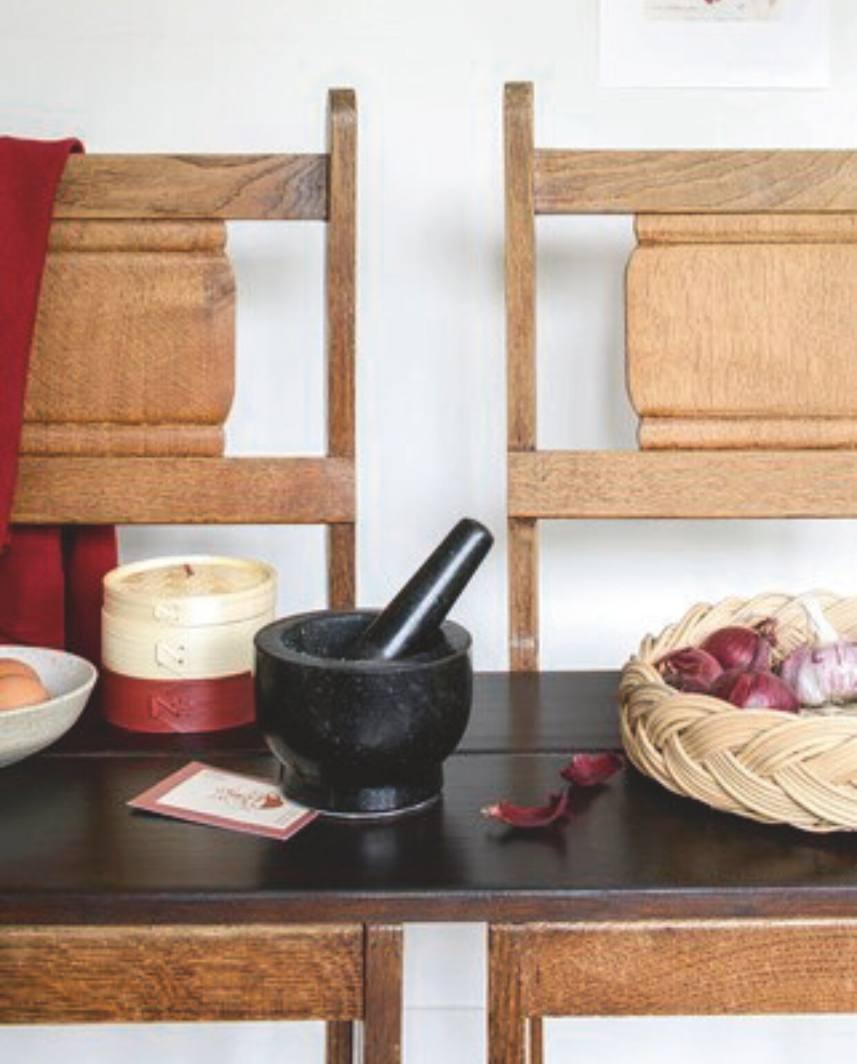 Lage gevlochten mand Maru € 32,- (thefinestore.com). Bamboe stoommand € 17,99 (zarahome.com). Stenen gespikkelde kom € 39,-, mand Hogla met hengsel, 45x30x25 cm (lxbxh) € 45,- (bymolle.com). Zeegras mand met zwarte rand, 20x8,5 cm (Øxh) € 11,75, zeegras mand daaronder, set van 2 € 20,61 (deens.nl). vtwonen DIY special 9 | styling Myla Griese | fotografie Louis Lemaire