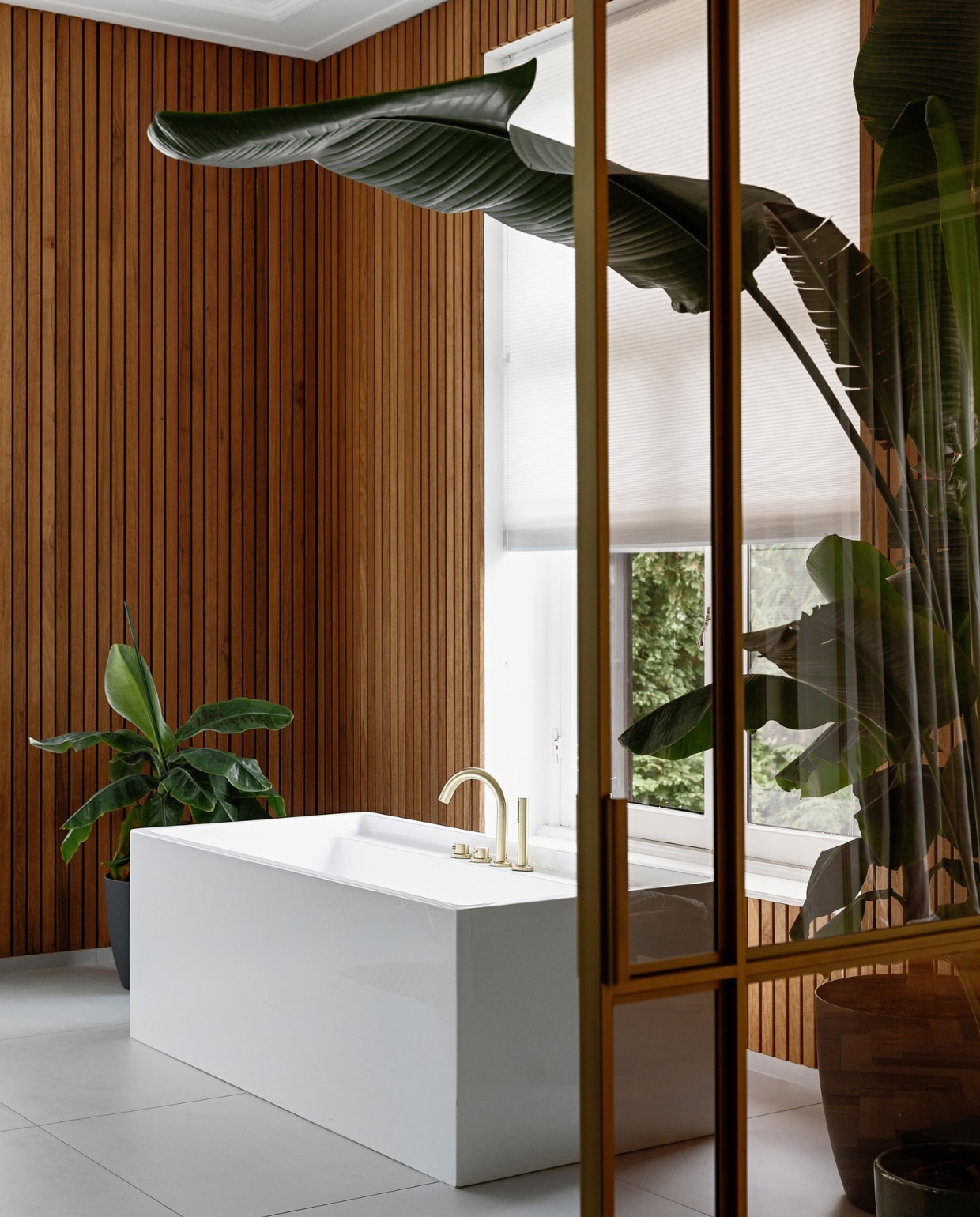 Bad, kraan, wastafel en spiegel Tegeldepot. Stalen deuren Interior Elements, rolgordijn Veneta. Lattenmuur zelfgemaakt met thermo fraké hout, badmat Nijhof. 3 Kast en bankje Marktplaats, gordijnen lappenmarkt Utrecht. vtwonen 131-2024 | styling Ilona Jongepier | fotografie Dana van Leeuwen