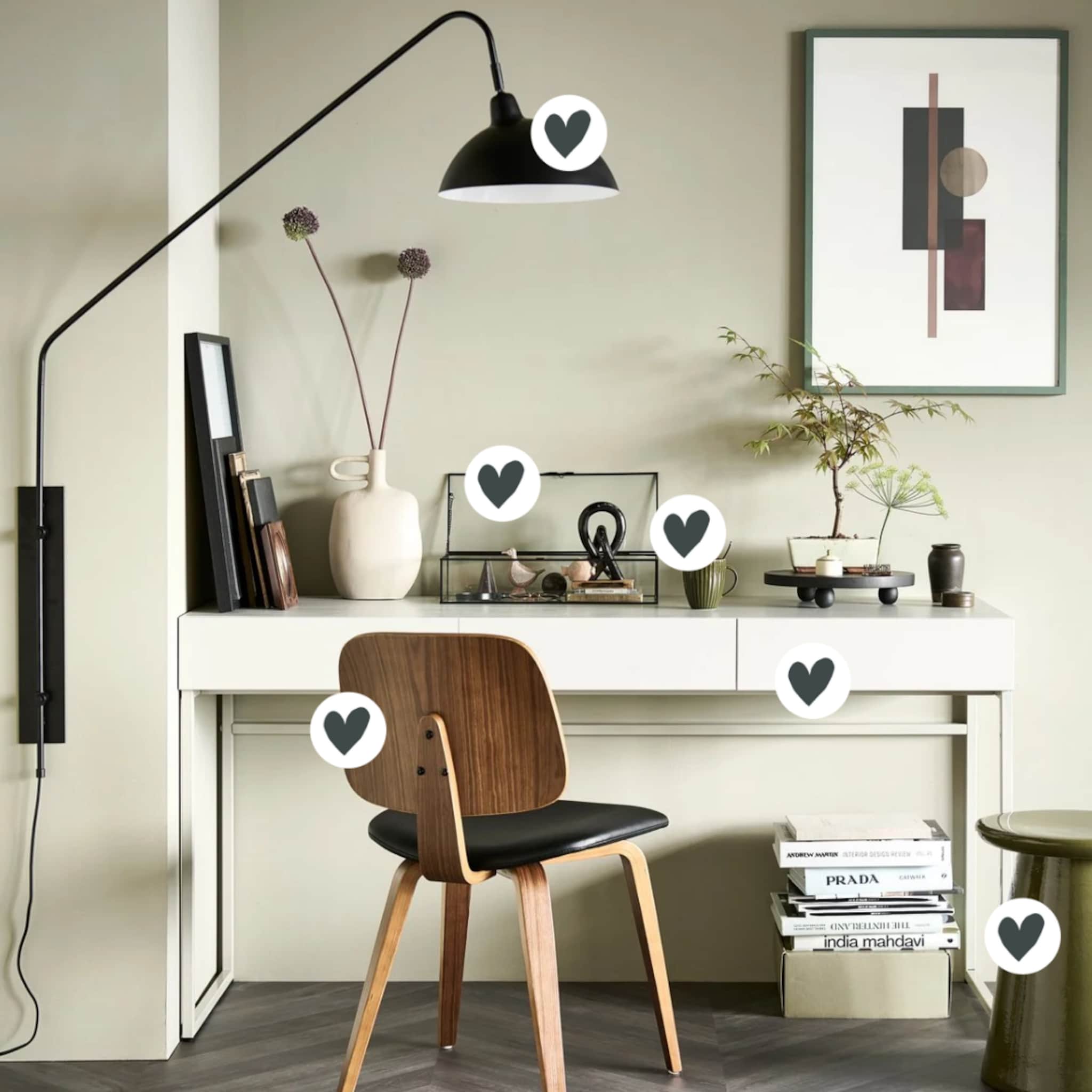 Werkplek met een wit bureau en een zwarte wandlamp