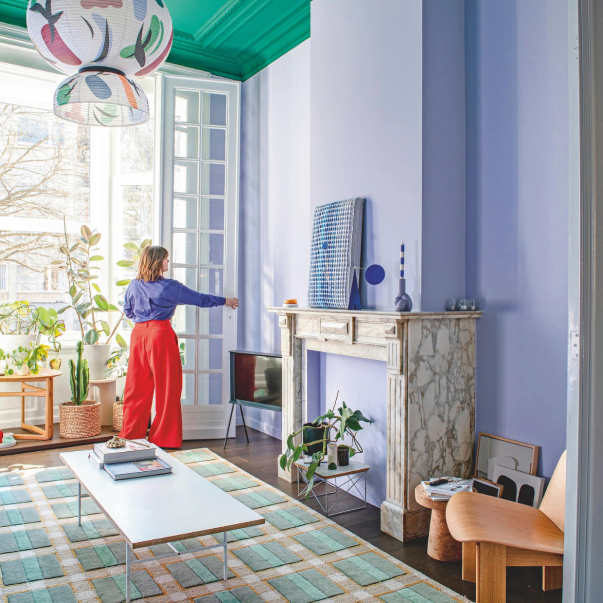 Kleurrijk herenhuis met een lila wand en een groen plafond.