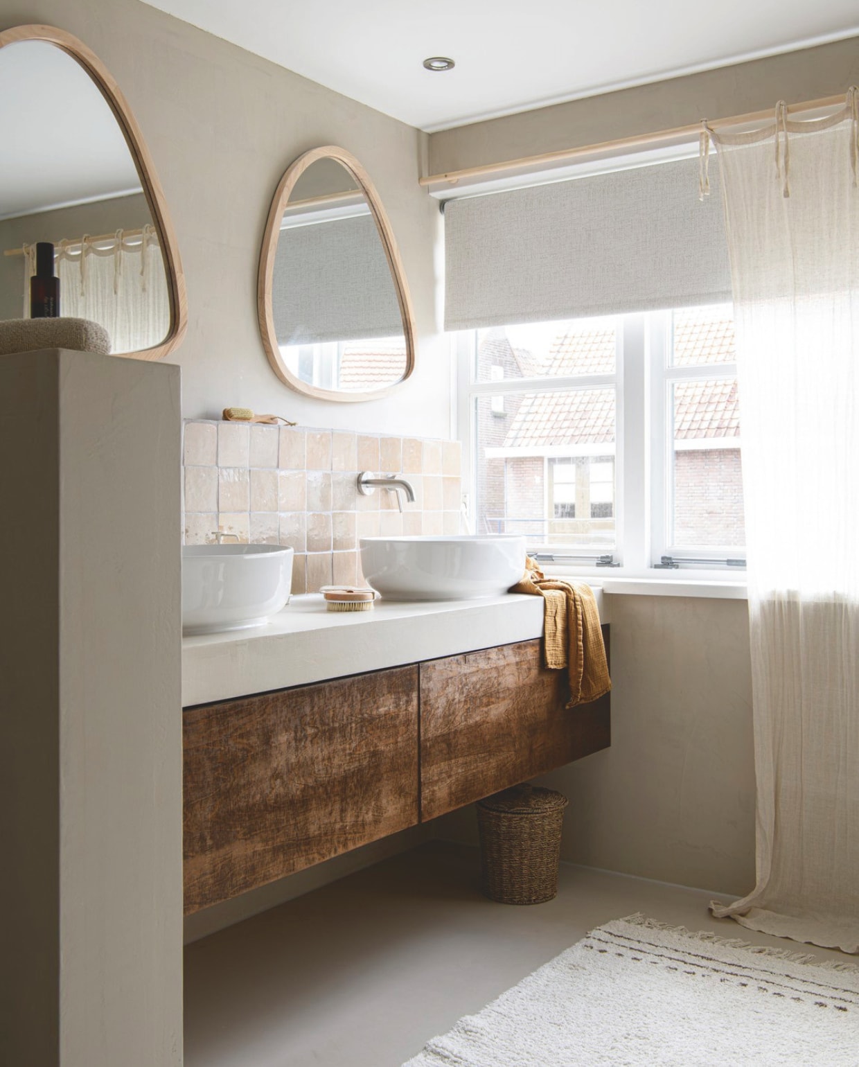 Muurkleur Beton Ciré zelf gemengd, gordijn H&amp;M home, rolgordijn vtwonen, meubel Huis &amp; Grietje, kraan Sanitairkamer, spiegels Xenos kaal gemaakt, kleed Søstrene Grene, gietvloer Gietvloerwinkel, tegels Inrichterij van Toen. vtwonen DIY 9 | styling Janneke Peters | fotografie Louis Lemaire