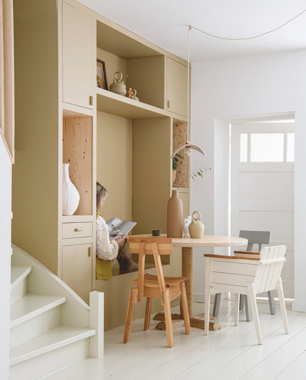 Verf muur en kast Poffertjes van Gamma, vloer vuren delen. Kast, lijst Ted &amp; Tone. Tafel Huis &amp; Grietje. Kruiken en vaas met pluim kringloop, zelf geverfd. Witte grote vaas zelfgemaakt van klei. Pot met plant Intratuin, hanglamp Muskhane. Witte stoel Piet Hein Eek, overige stoelen Piet Hein Eek voor Ikea. Mok en witte kruik Loods 5, beige kruik Kringloop. vtwonen DIY 9 | styling Janneke Peters | fotografie Louis Lemaire