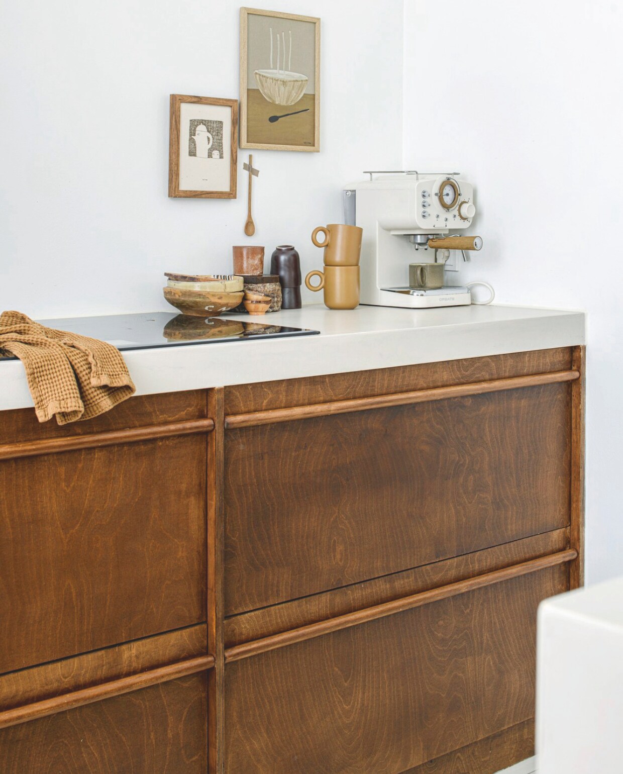 Muurverf Ral 9016 van Sikkens, lepels zelfgemaakt van klei. Kapstok Søstrene Grene, zelf geverfd, houten schaar Dille &amp; Kamille, handdoek H&amp;M home, houten lepel Loods 5, plank Ikea. Keuken Huis &amp; Grietje. vtwonen DIY 9 | styling Janneke Peters | fotografie Louis Lemaire