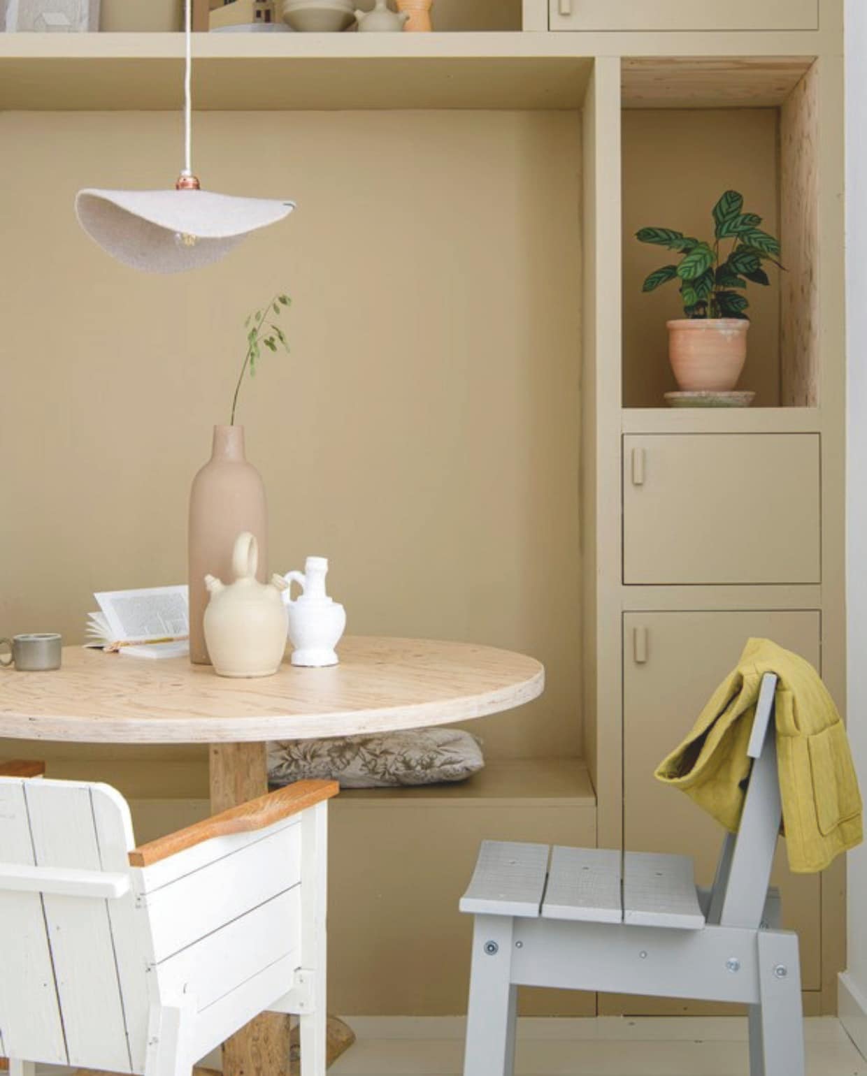 Kast en tafel Huis &amp; Grietje, verf kast Poffertjes van Gamma. Pot Esschert Design, plant Intratuin, hanglamp Muskhane, handgemaakt kussen cadeau gekregen. Grijze stoel Piet Hein Eek voor Ikea, witte stoel Piet Hein Eek. Jas Casa &amp; Cotton. Mok en witte kruik Loods 5. Beige kruik, vaas met pluim kringloop, zelf geverfd. vtwonen DIY 9 | styling Janneke Peters | fotografie Louis Lemaire