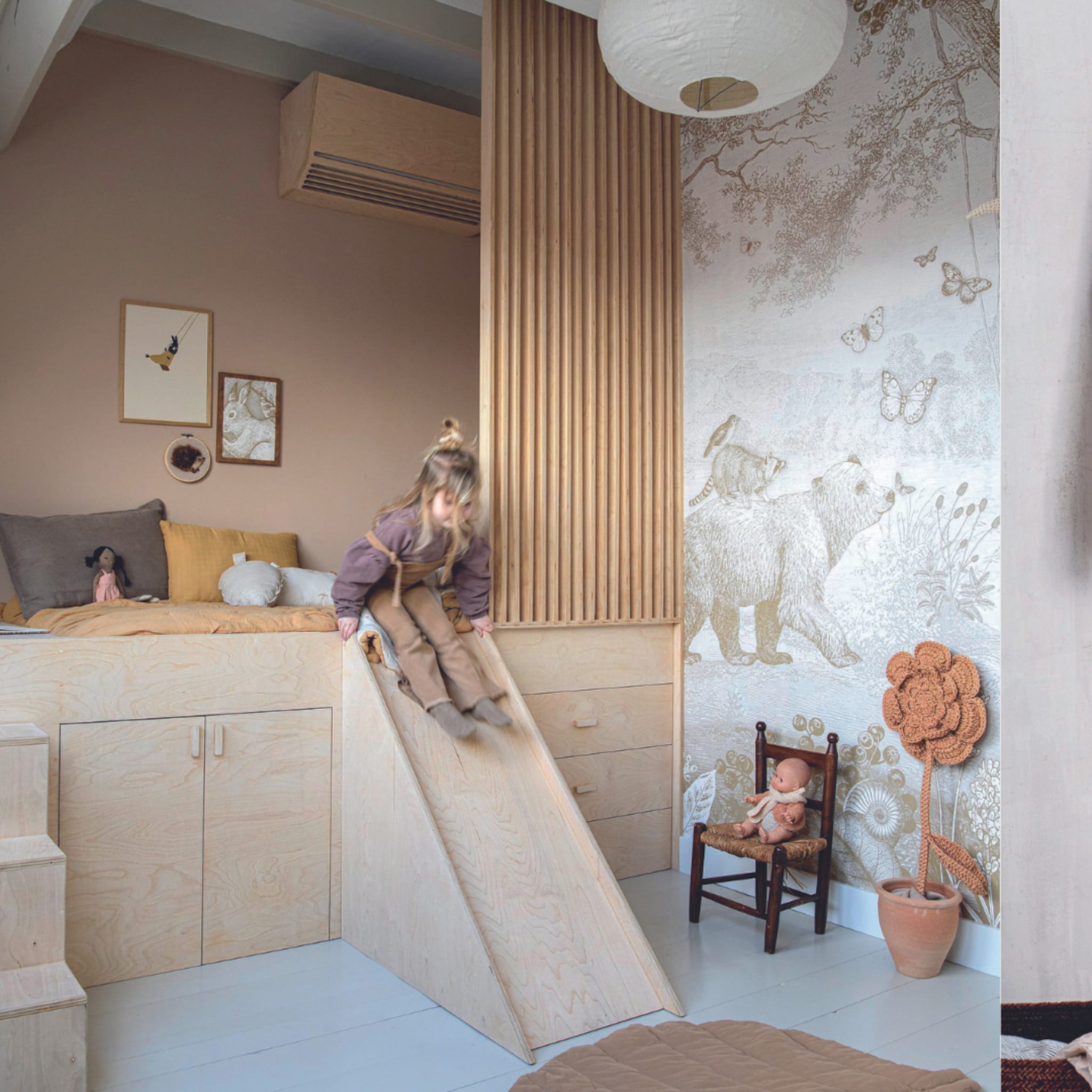 Kinderslaapkamer met houten glijbaan