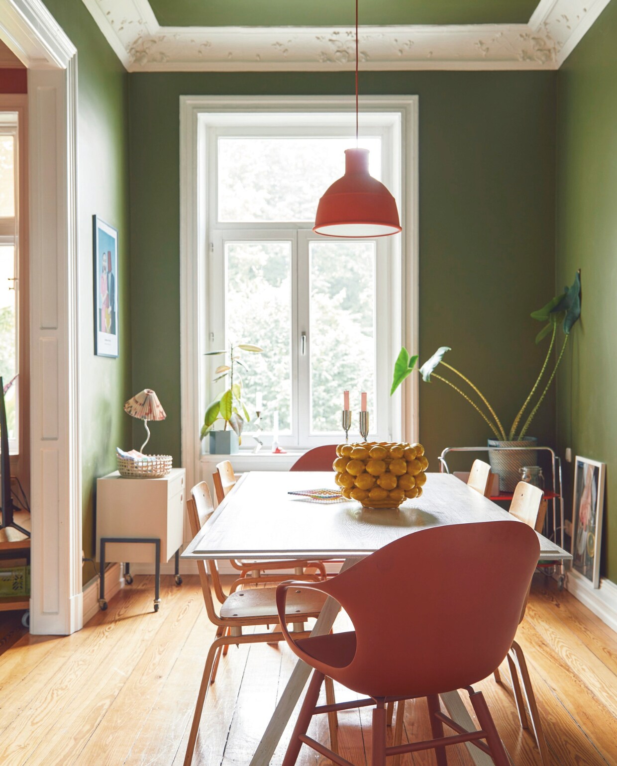 Tafel gemaakt door timmerman, stoelen Kristalia, citroenvaas Italiving, kandelaar Tango van Mikaela Dörfel, kast vintage, vintage lamp Antimon Squiggle van Ikea, kunstwerk Johanna Hoffsten, muurkleur Bancha van Farrow &amp; Ball. vtwonen 09-2024 | fotografie Nassim Ohadi