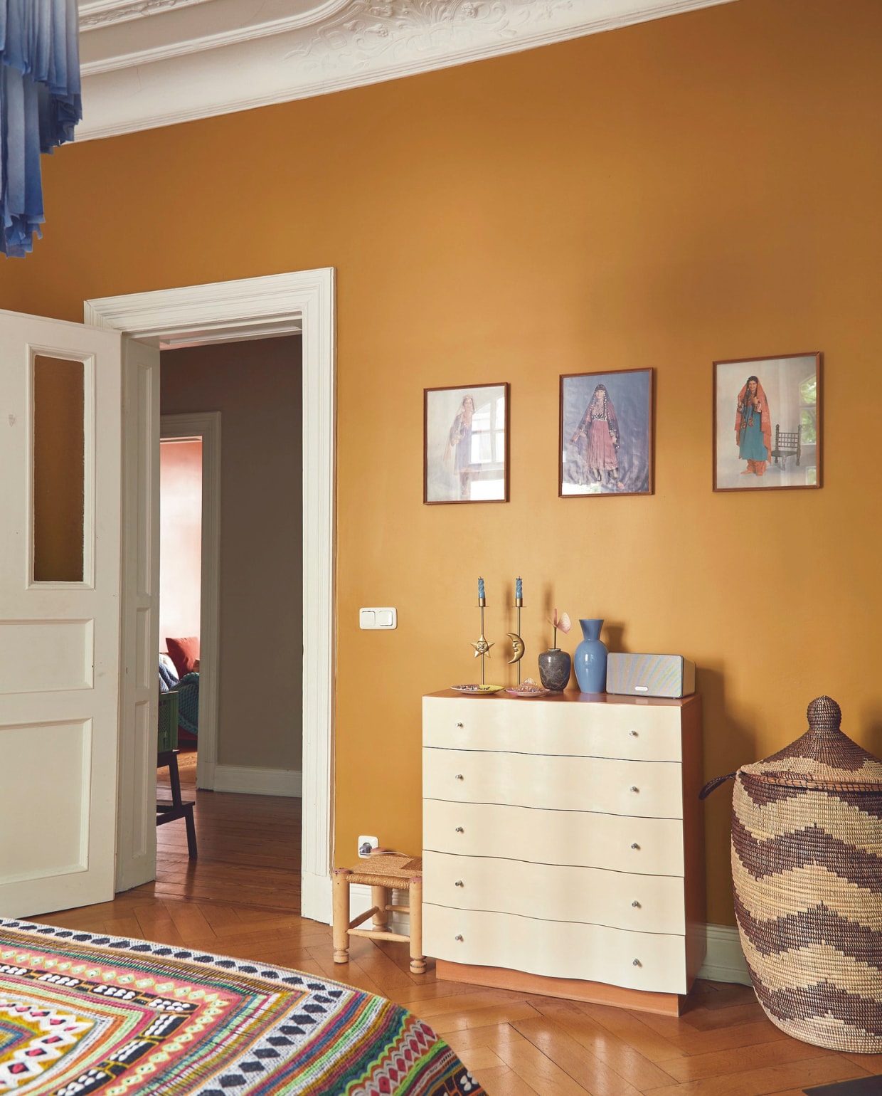 Vintage lamp en ladekast Ikea. Ingelijste prints van schoonfamilie Melanie, handgemaakte deken uit Pakistan, vloer origineel, muurkleur India Yellow van Farrow &amp; Ball. vtwonen 09-2024 | fotografie Nassim Ohadi