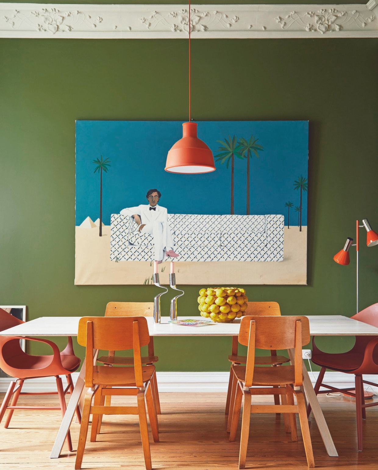 Tafel gemaakt door timmerman, stoelen Elephant van Kristalia, citroenvaas Italiving, kandelaar Tango van Mikaela Dörfel. Vintage kunstwerk gekocht via eBay. Muurkleur Bancha van Farrow &amp; Ball. vtwonen 09-2024 | fotografie Nassim Ohadi