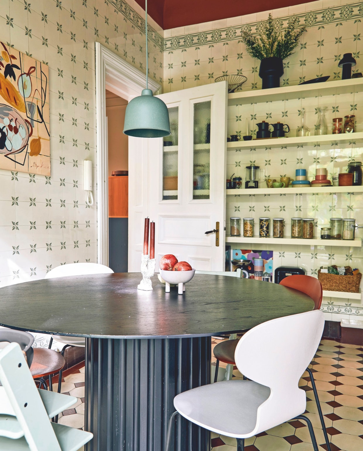 Tafel HKliving, lamp Muuto, stoelen Ant van Fritz Hansen, kinderstoel Stokke, kunstwerk Aliya Abs, planken gemaakt door vorige eigenaar, tegels origineel. vtwonen 09-2024 | fotografie Nassim Ohadi